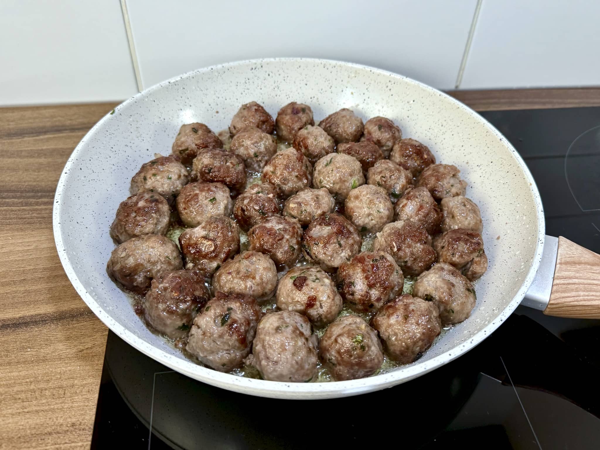 Pulpety smażące się na patelni