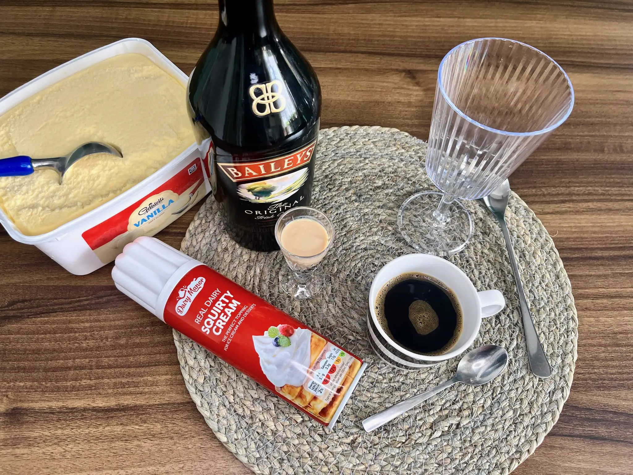 Składniki przygotowane na blacie, gotowe do przygotowania Mrożonej Kawy Baileys