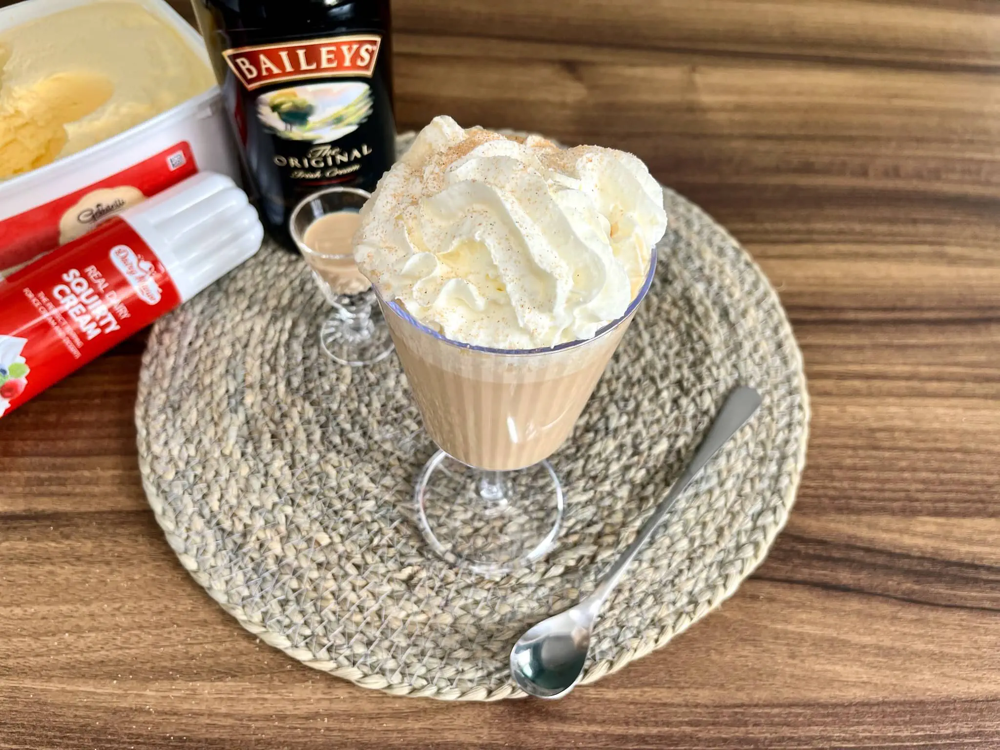 Mrożona Kawa Baileys w szklance Irish, ozdobiona cynamonem
