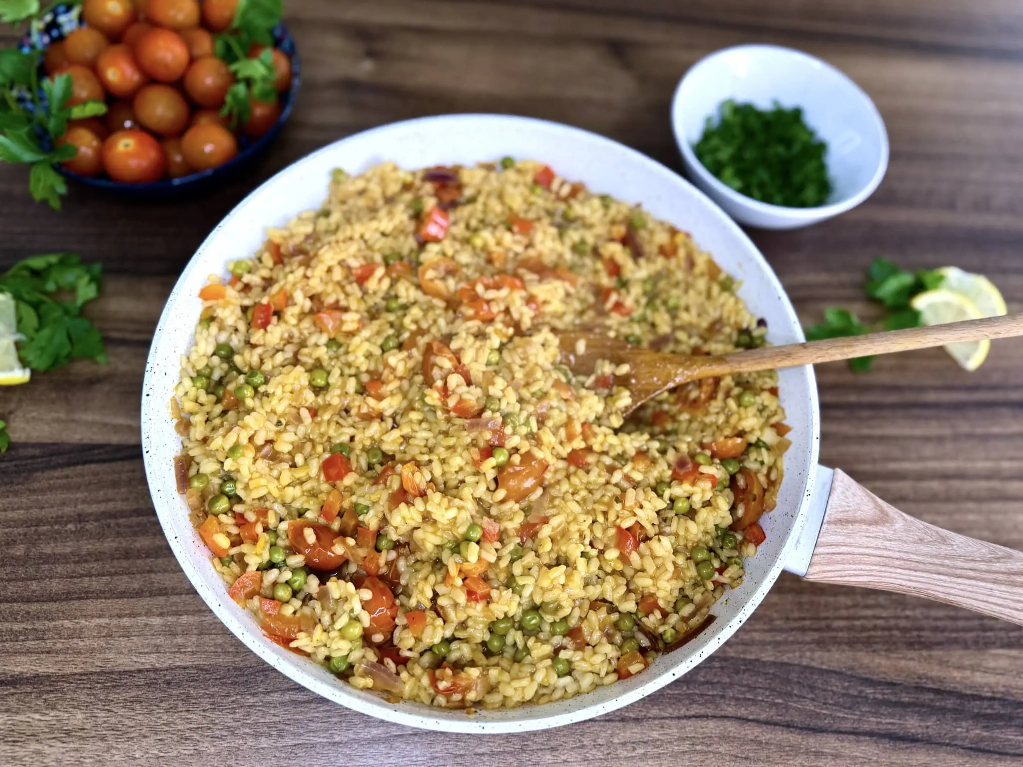 Świetnie przygotowana warzywna paella, nadal na patelni