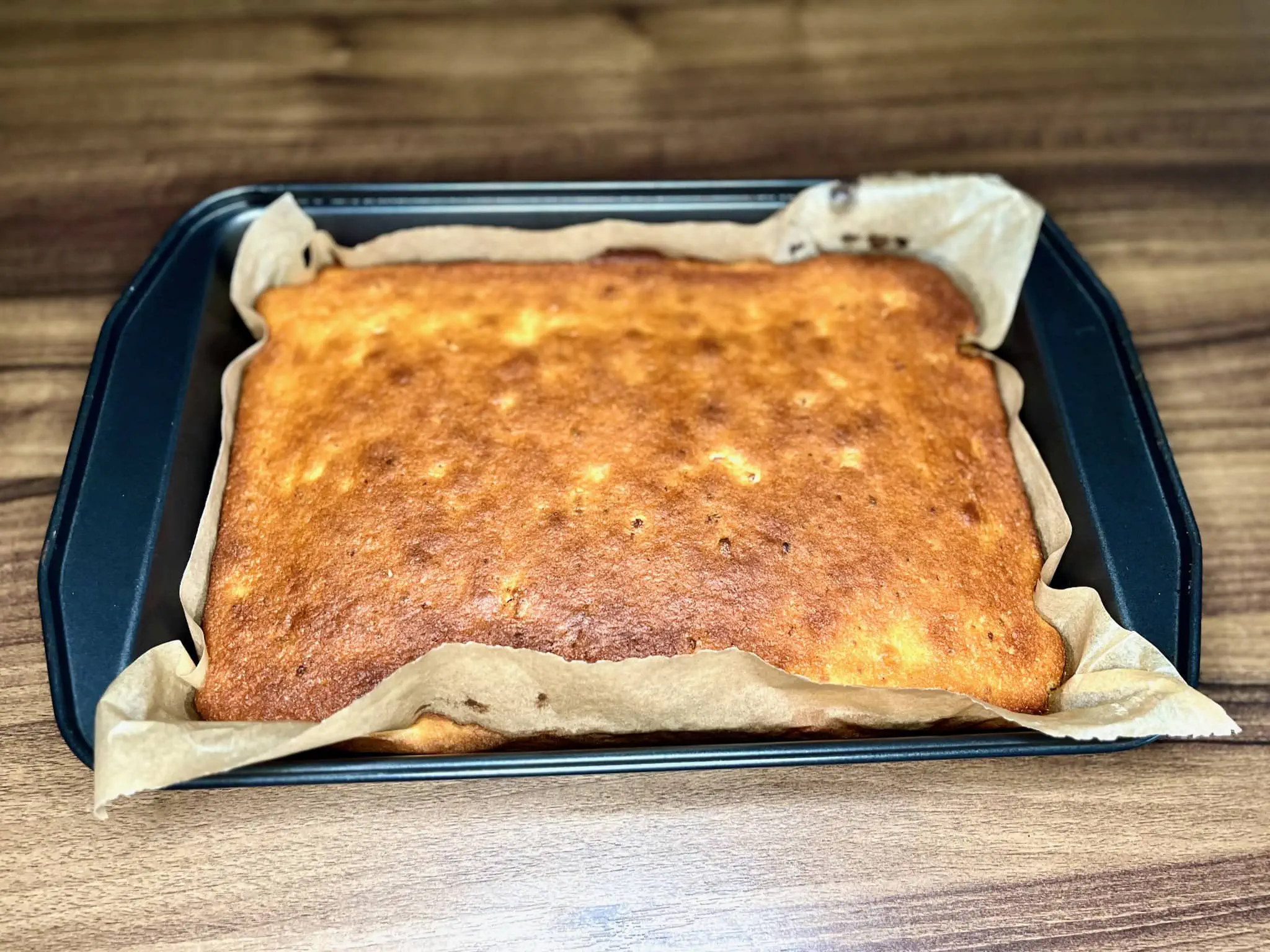 Upieczone ciasto cytrynowe studzi się w blaszce