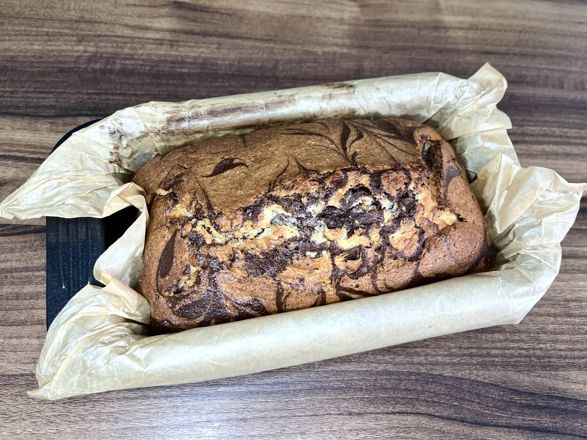 Idealnie upieczone marmurkowe ciasto wciąż w formie