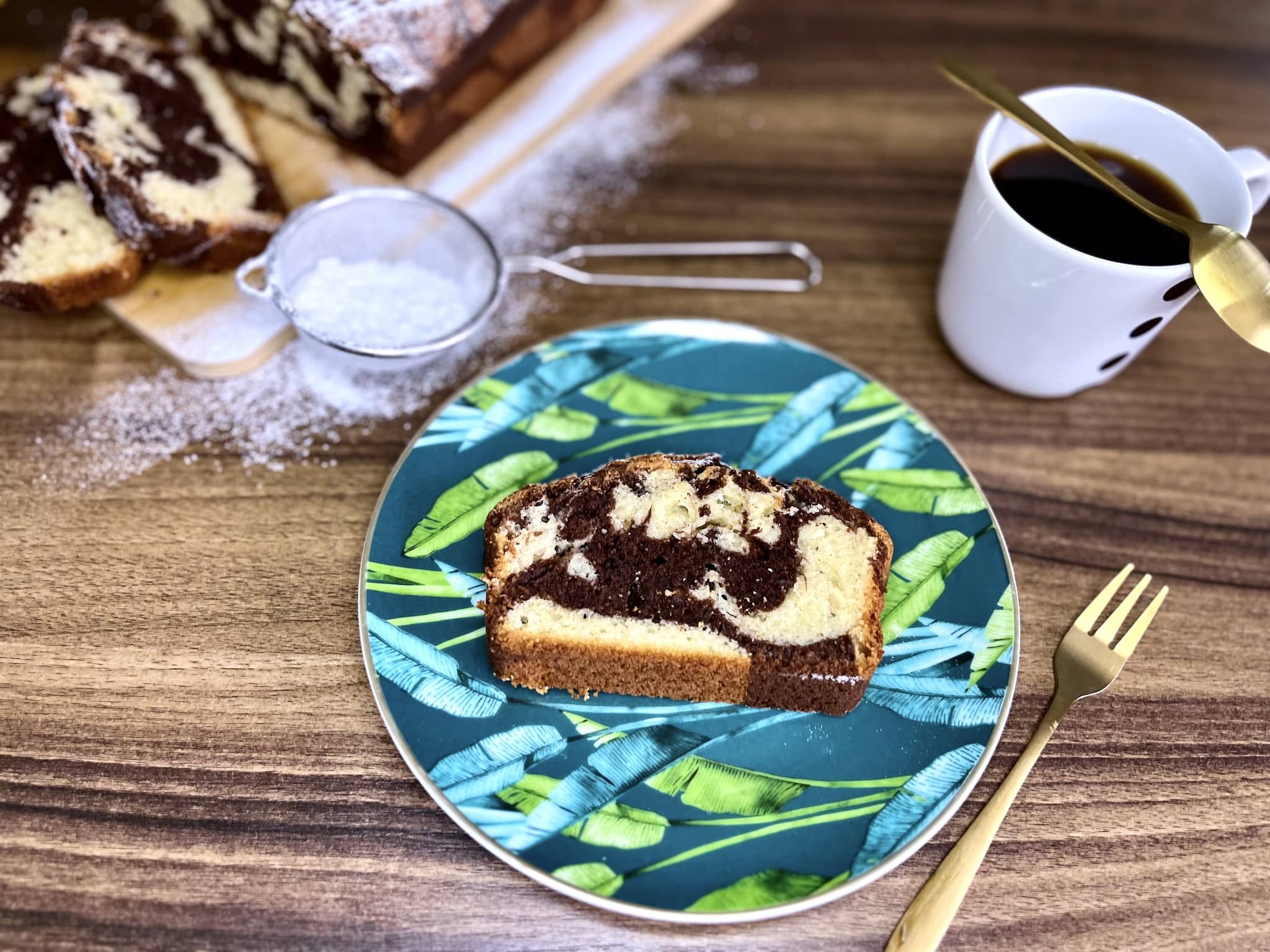 Kawałek marmurkowego ciasta na talerzu