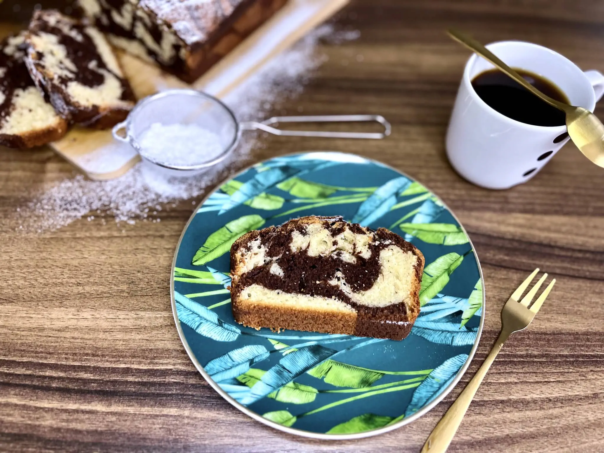 Kawałek marmurkowego ciasta na talerzu