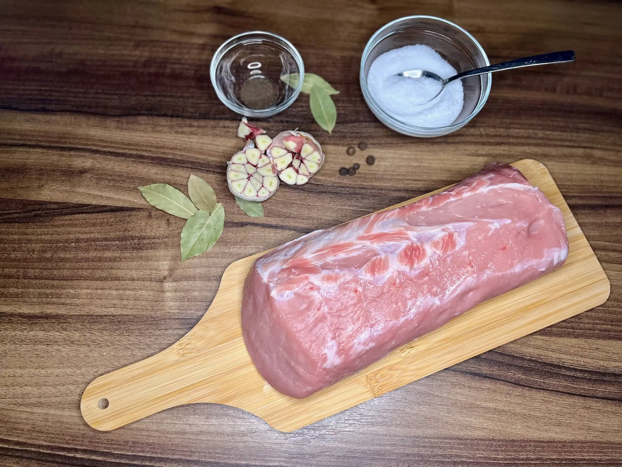 Schab na desce do krojenia z innymi składnikami obok