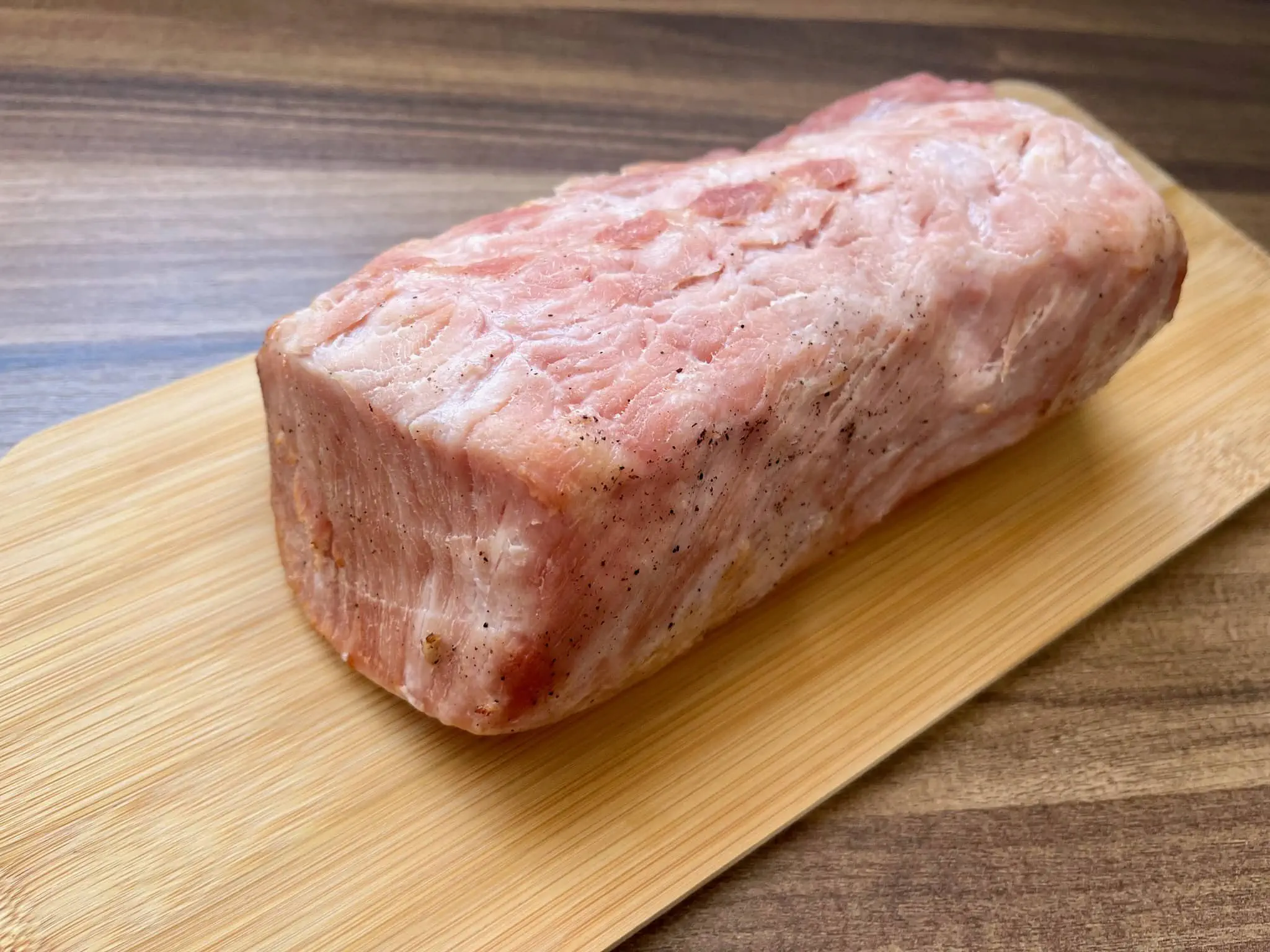 Upieczony marynowany schab odpoczywający na desce do krojenia