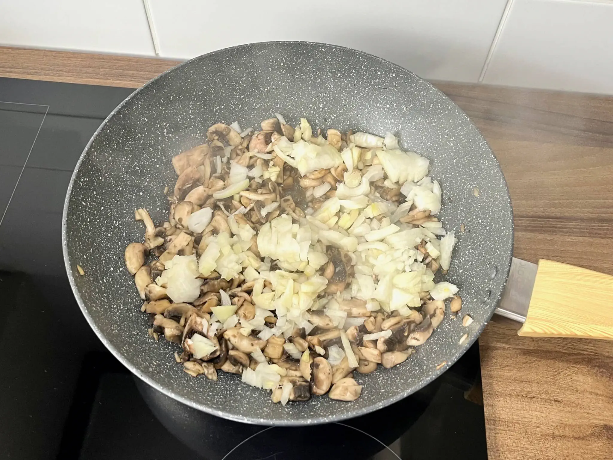 Pieczarki i cebula smażone na patelni