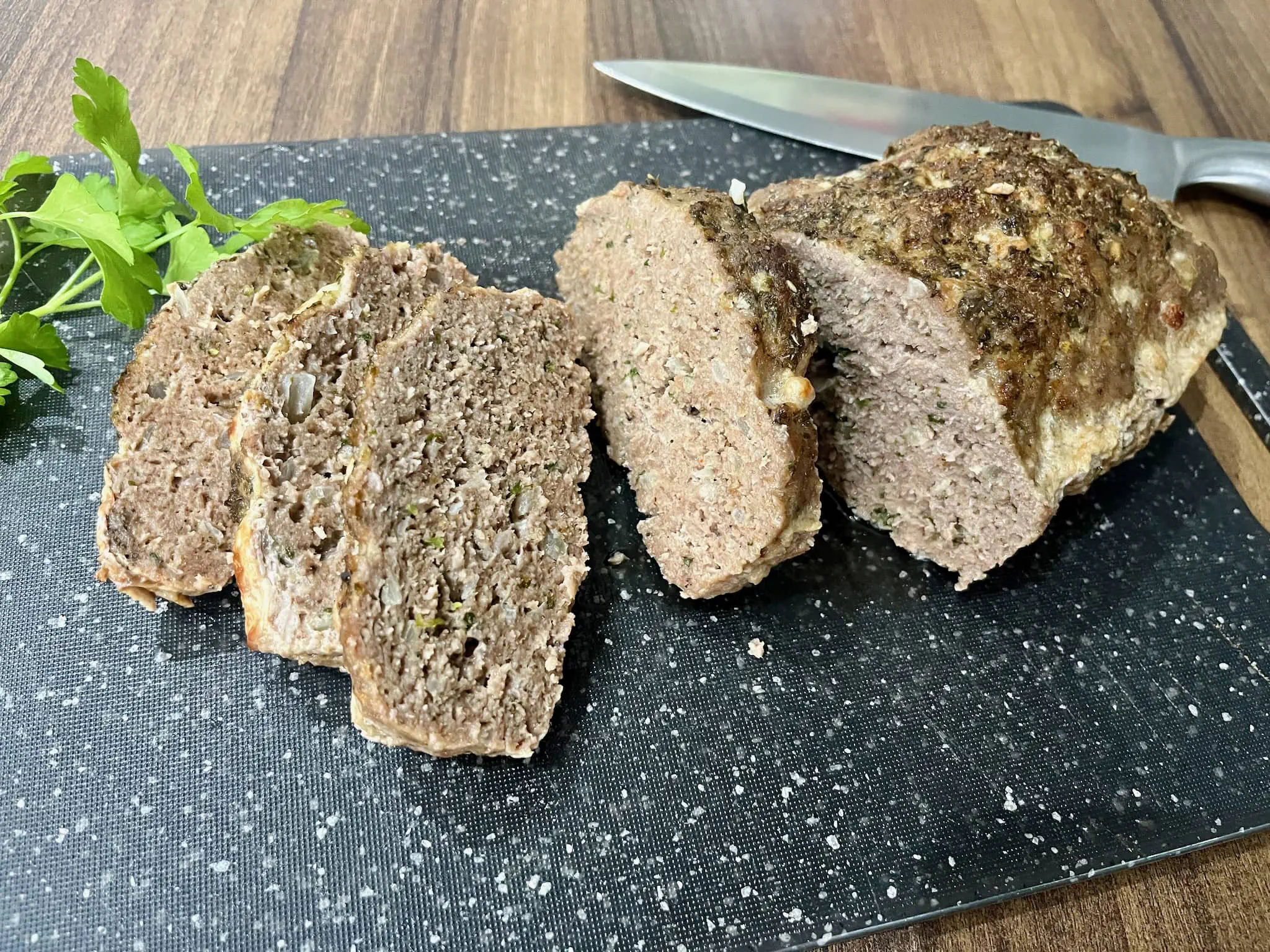 Upieczona pieczeń rzymska, ostudzona i pokrojona