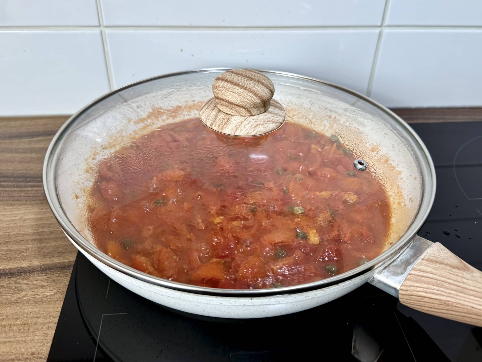 Sos gotuje się na patelni pod przykryciem