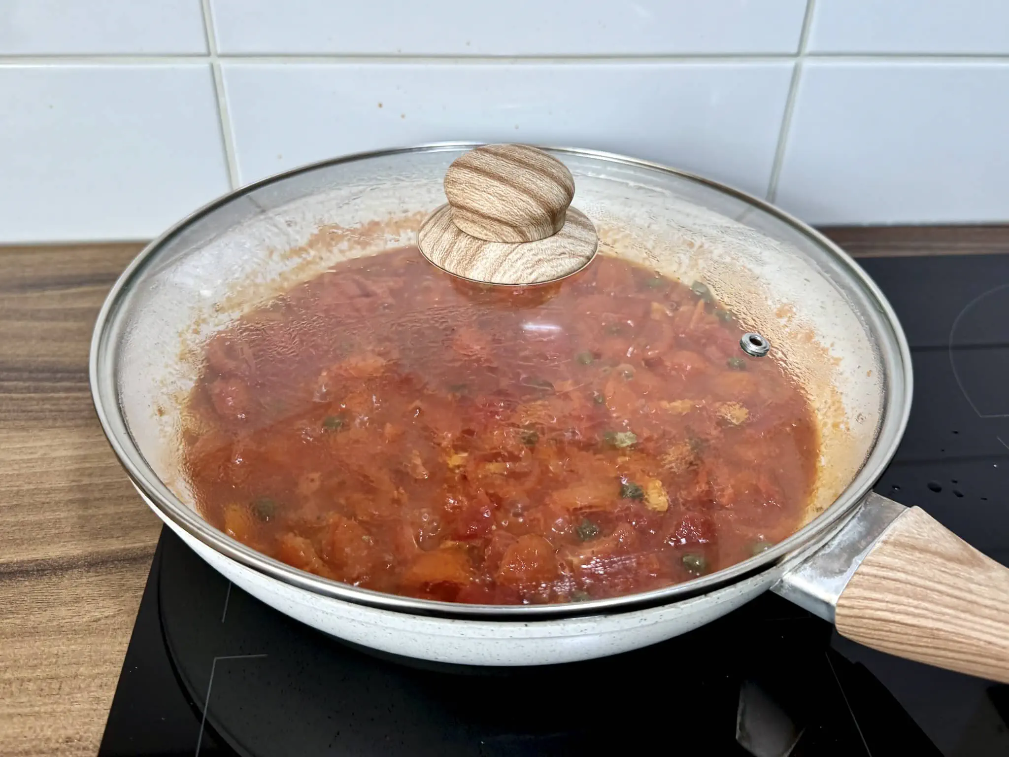 Sos gotuje się na patelni pod przykryciem