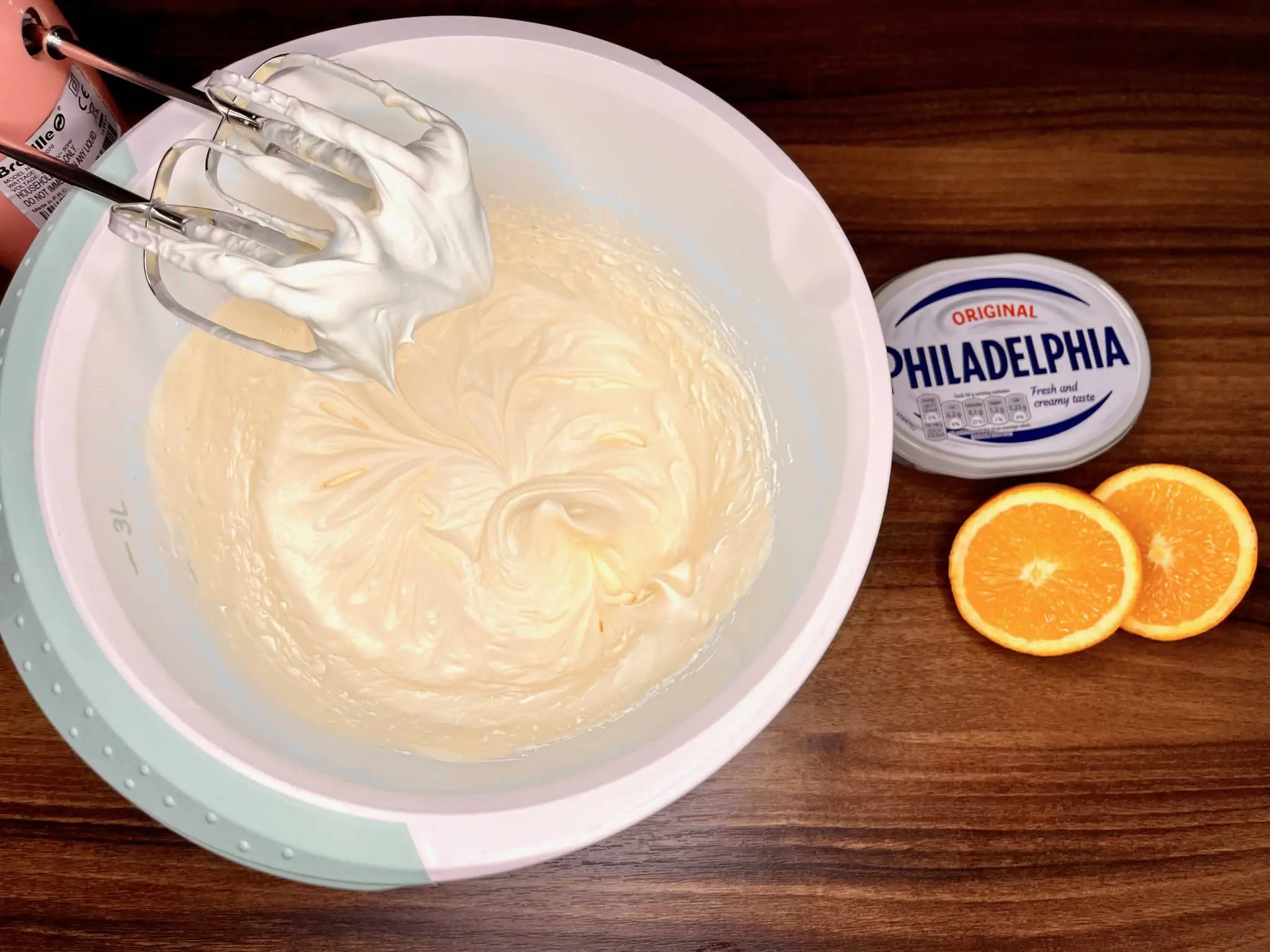 Sztywne nadzienie w misce przed dodaniem serka Philadelphia