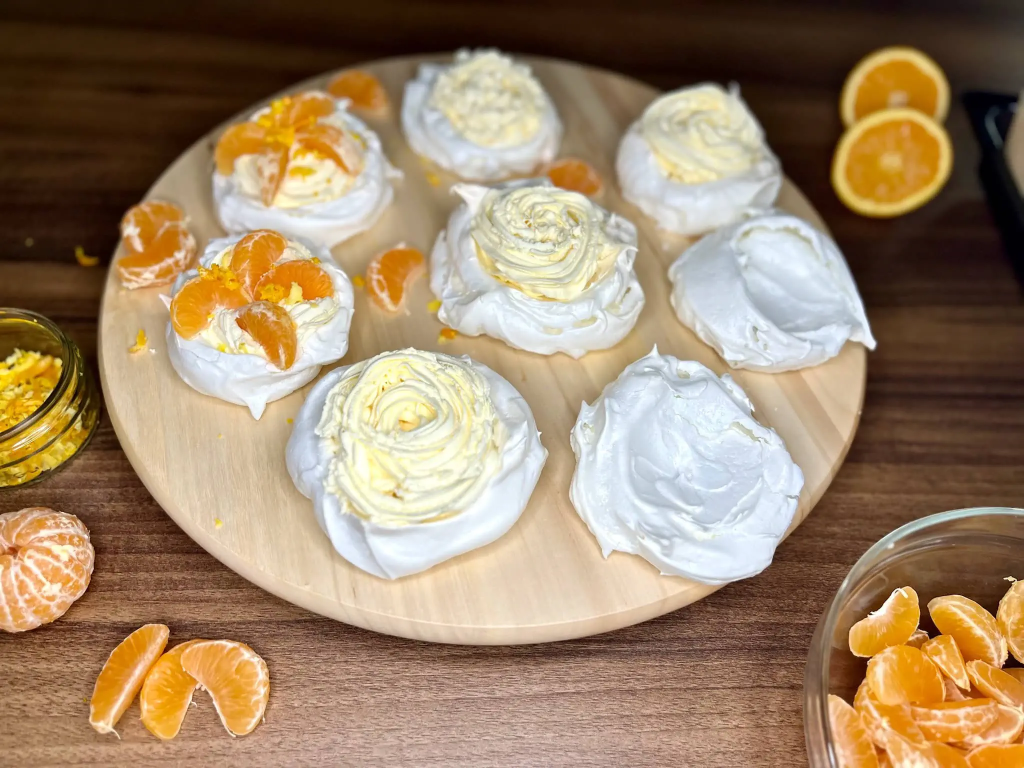 Wykańczanie Mini Cytrusowych Bezy Pavlova nadzieniem i klementynkami