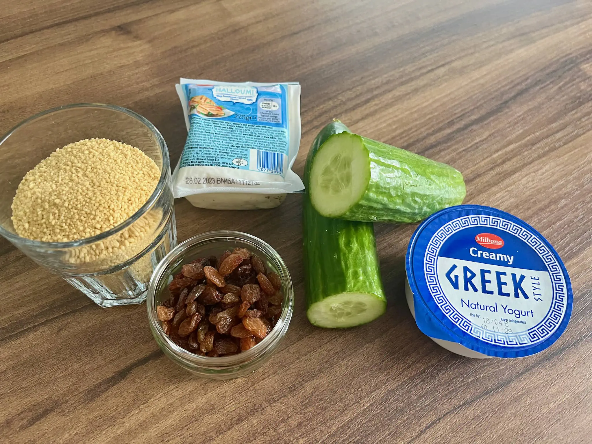 Wszystkie składniki na halloumi smażone na patelni z tzatziki i kuskusem