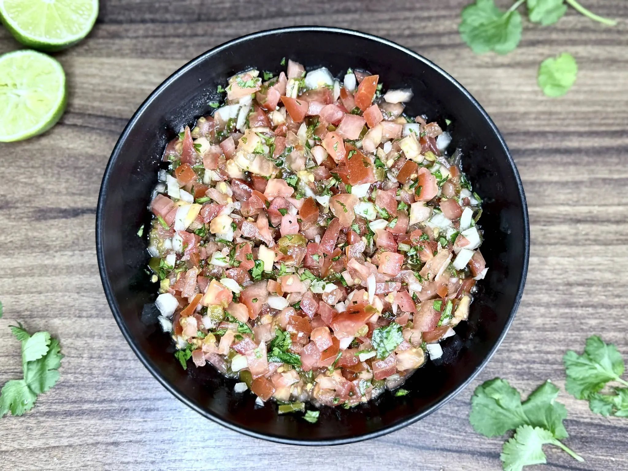 Gotowe Pico de gallo w misce gotowe do podania
