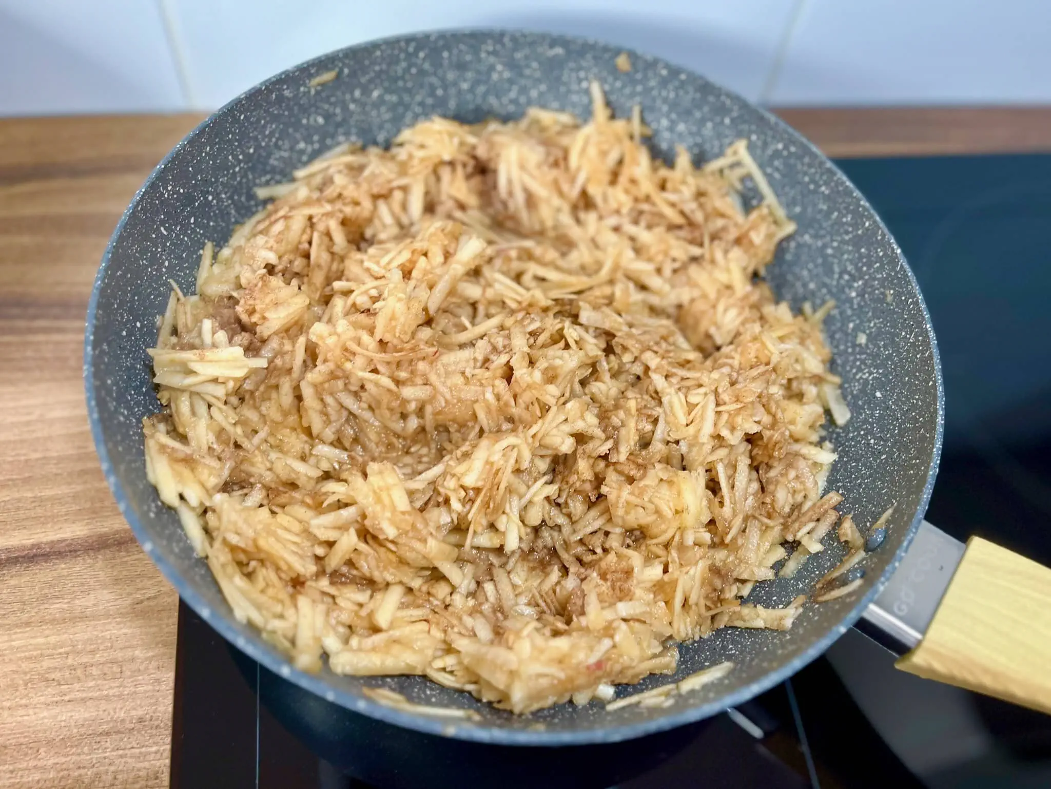 Cook the grated apples and sugar in a pan until softened and the sugar has dissolved