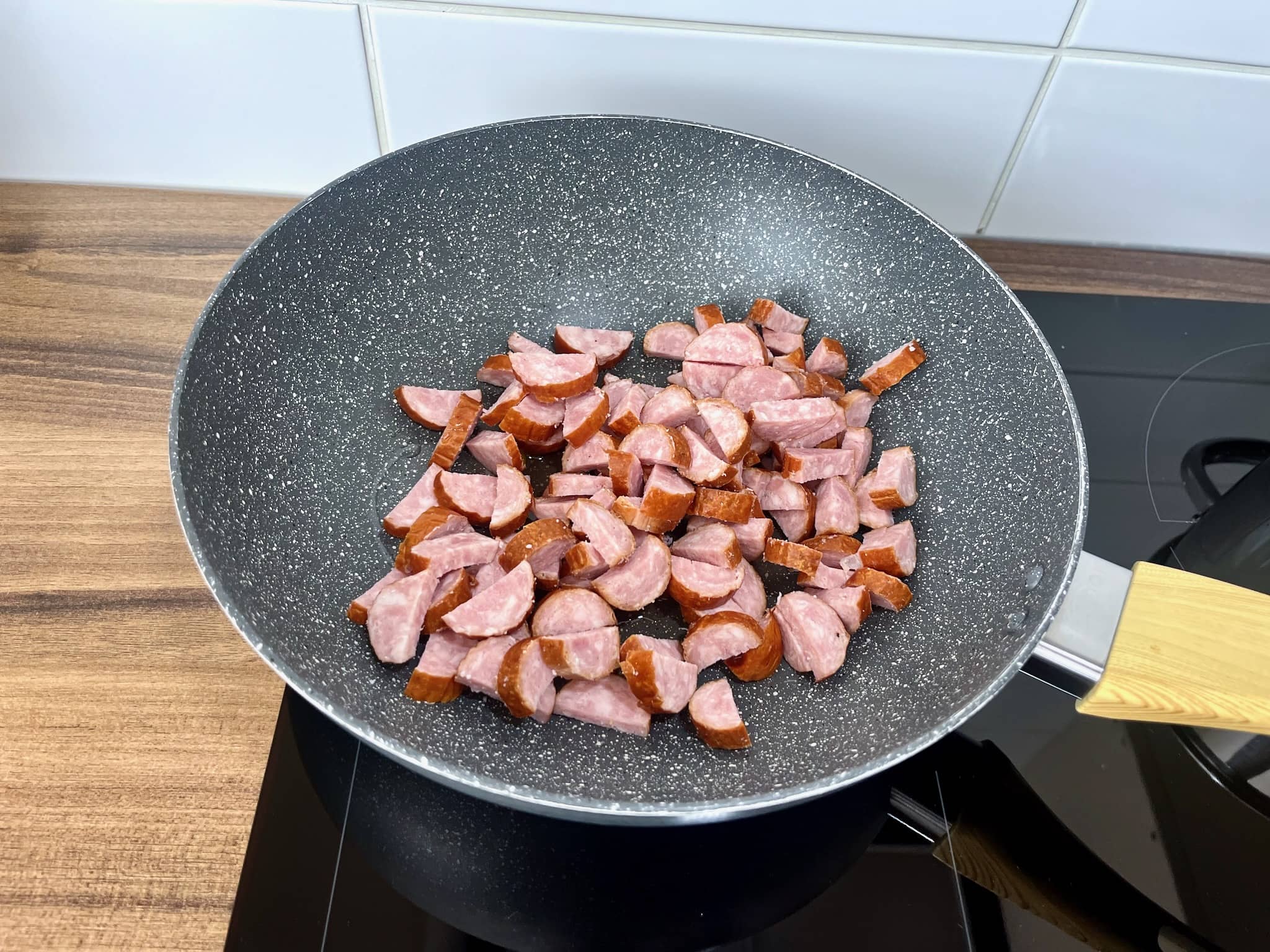 Pokrojona kiełbasa na patelni