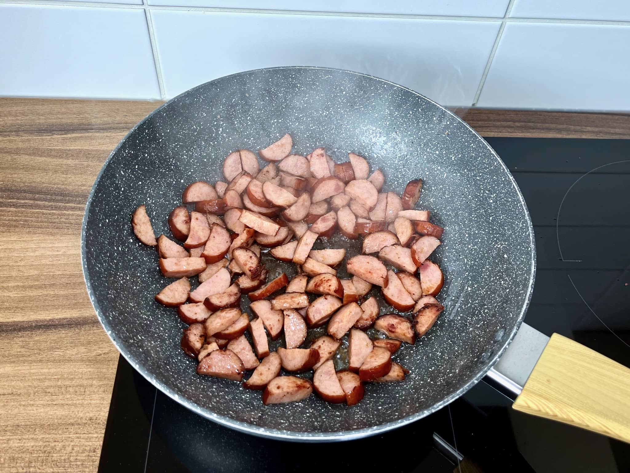 Kiełbasa pięknie zrumieniona na patelni