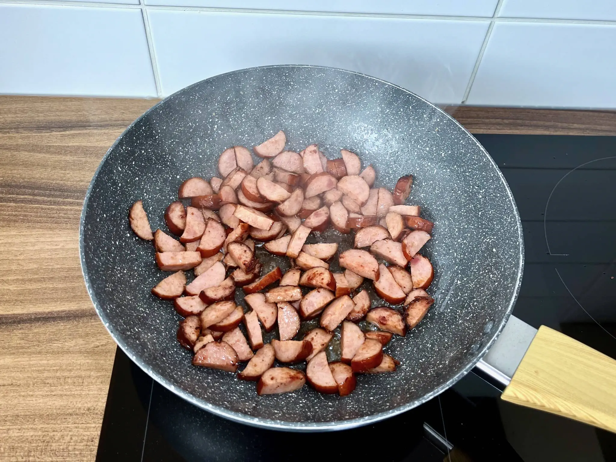 Kiełbasa pięknie zrumieniona na patelni