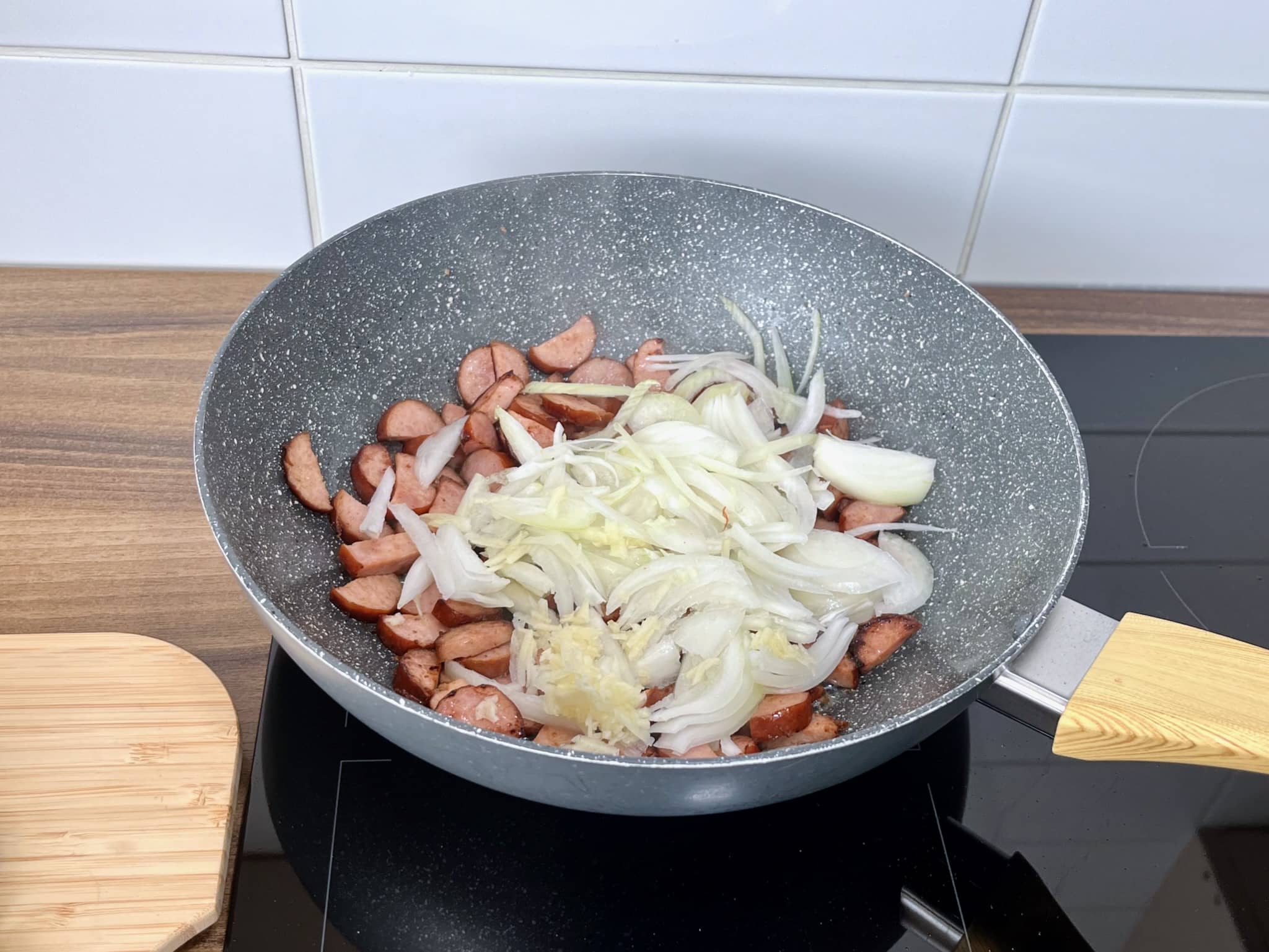 Kiełbasa na patelni z dodaną cebulą i czosnkiem