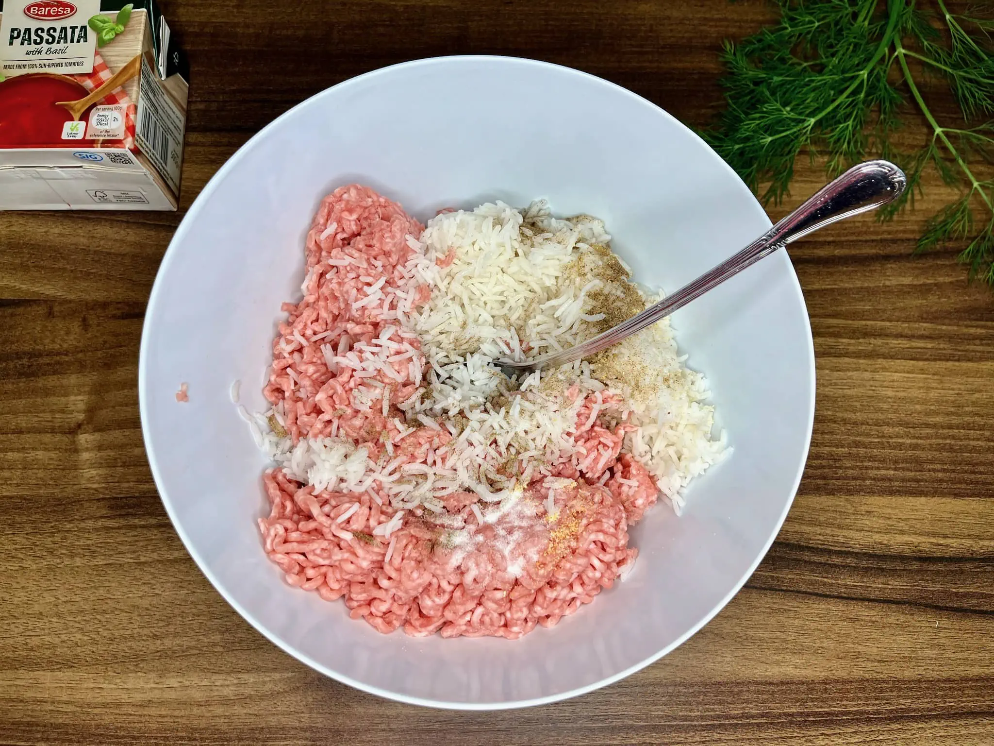 Mieszanie składników w misce