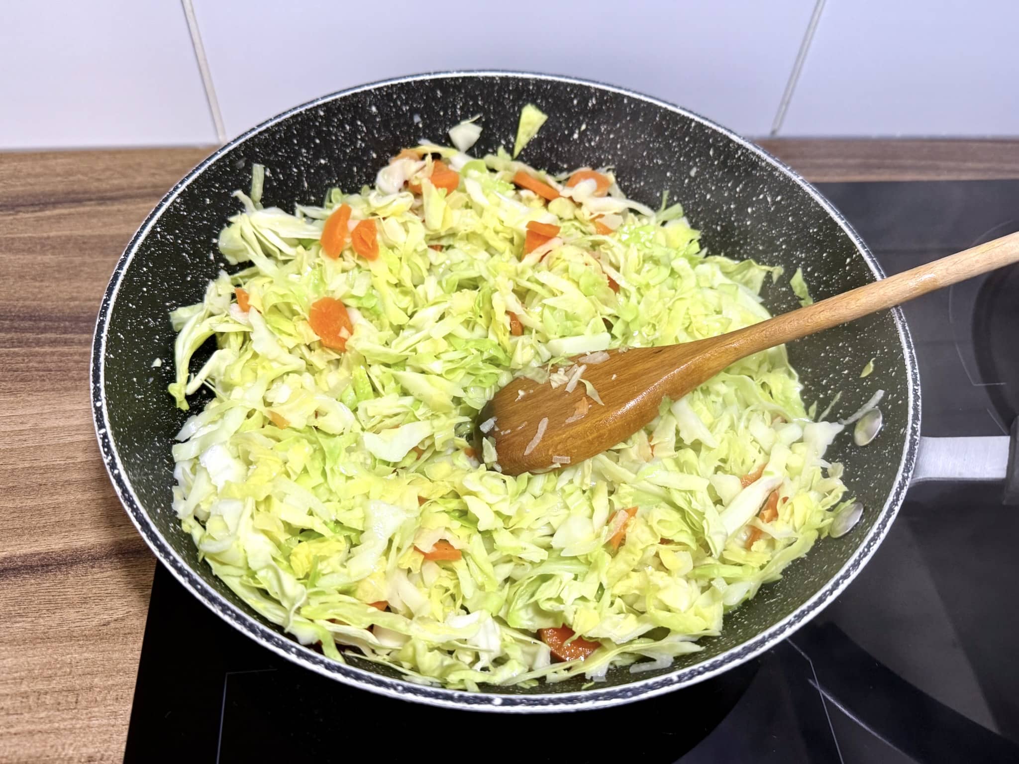 Podsmaż kapustę, cebulę i marchewkę na patelni