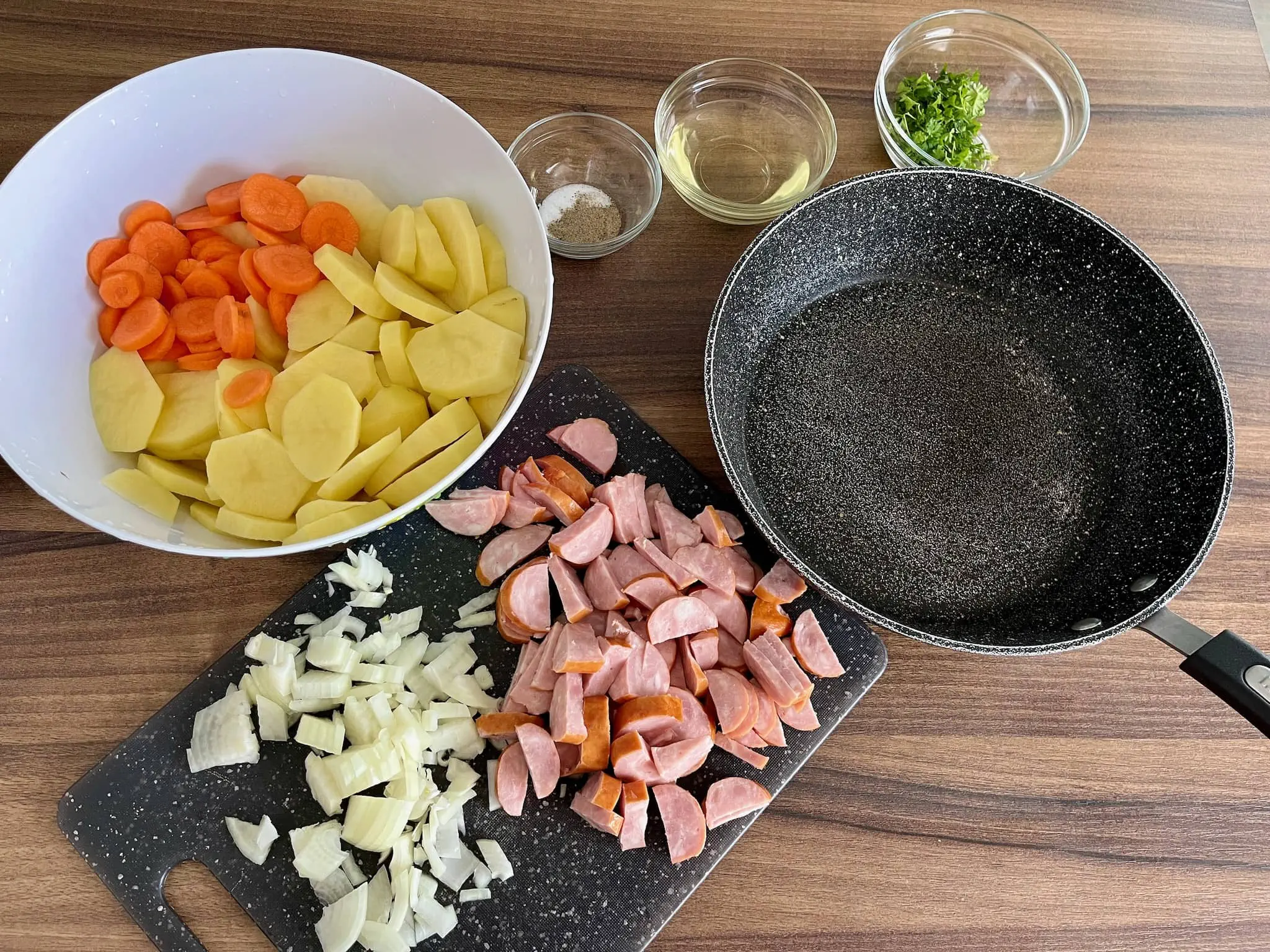 Wszystkie składniki pokrojone i gotowe do gotowania