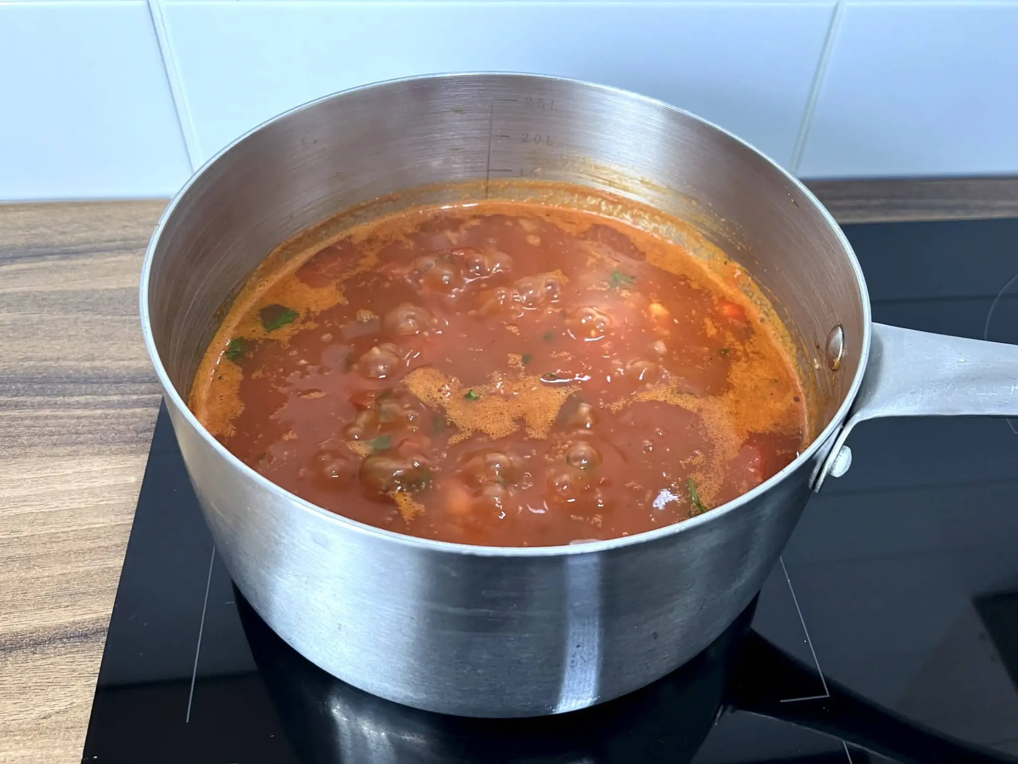 Prawie gotowa zupa pomidorowa w rondlu przed blendowaniem