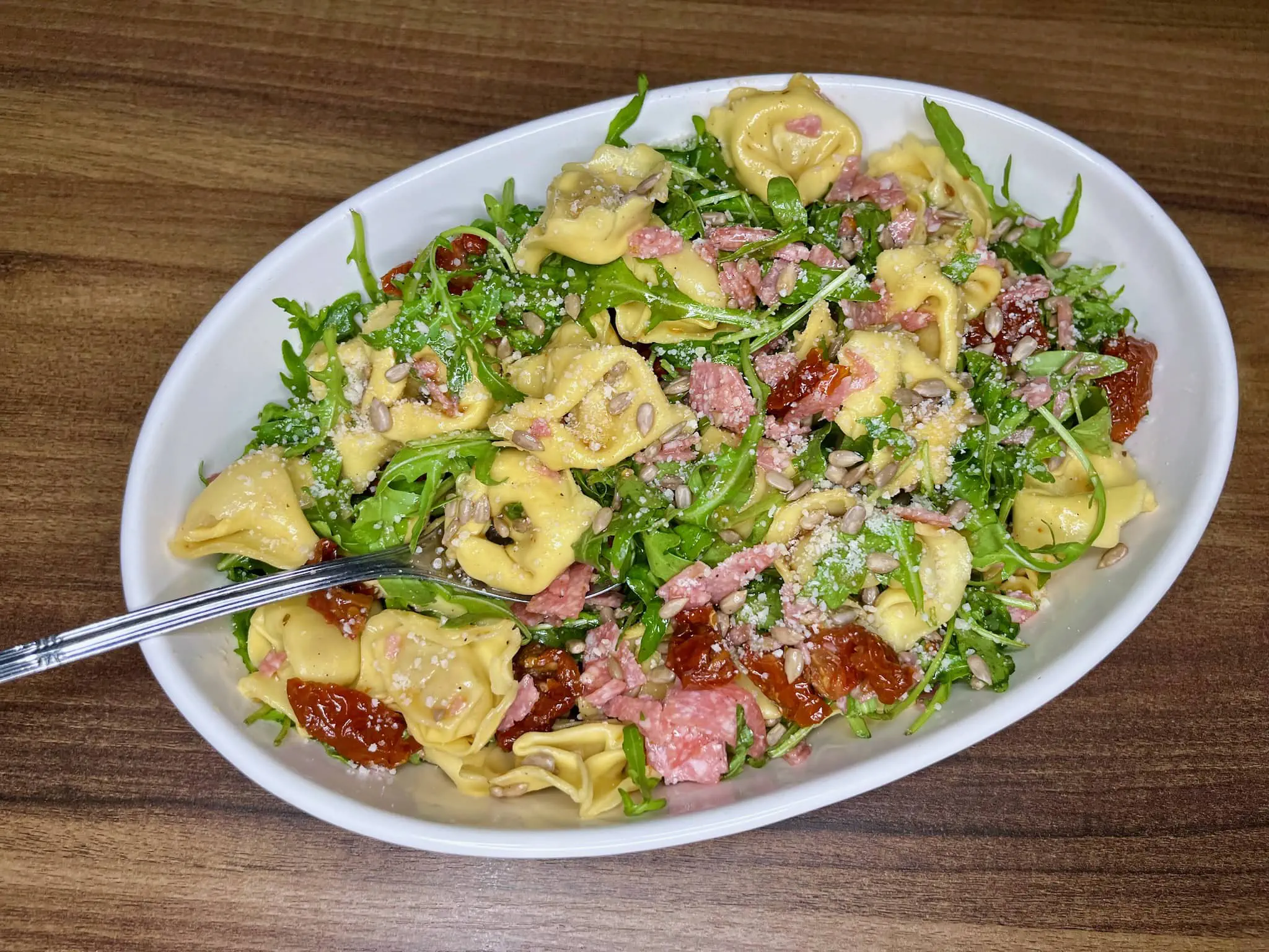 Gotowa sałatka z tortellini w misce