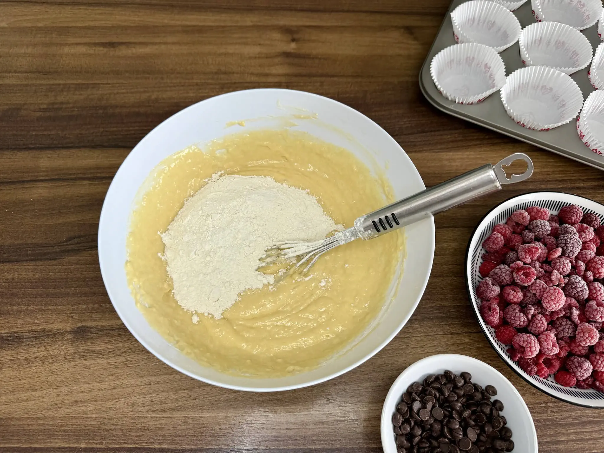 Dodawanie mąki do mieszanki i kontynuowanie mieszania