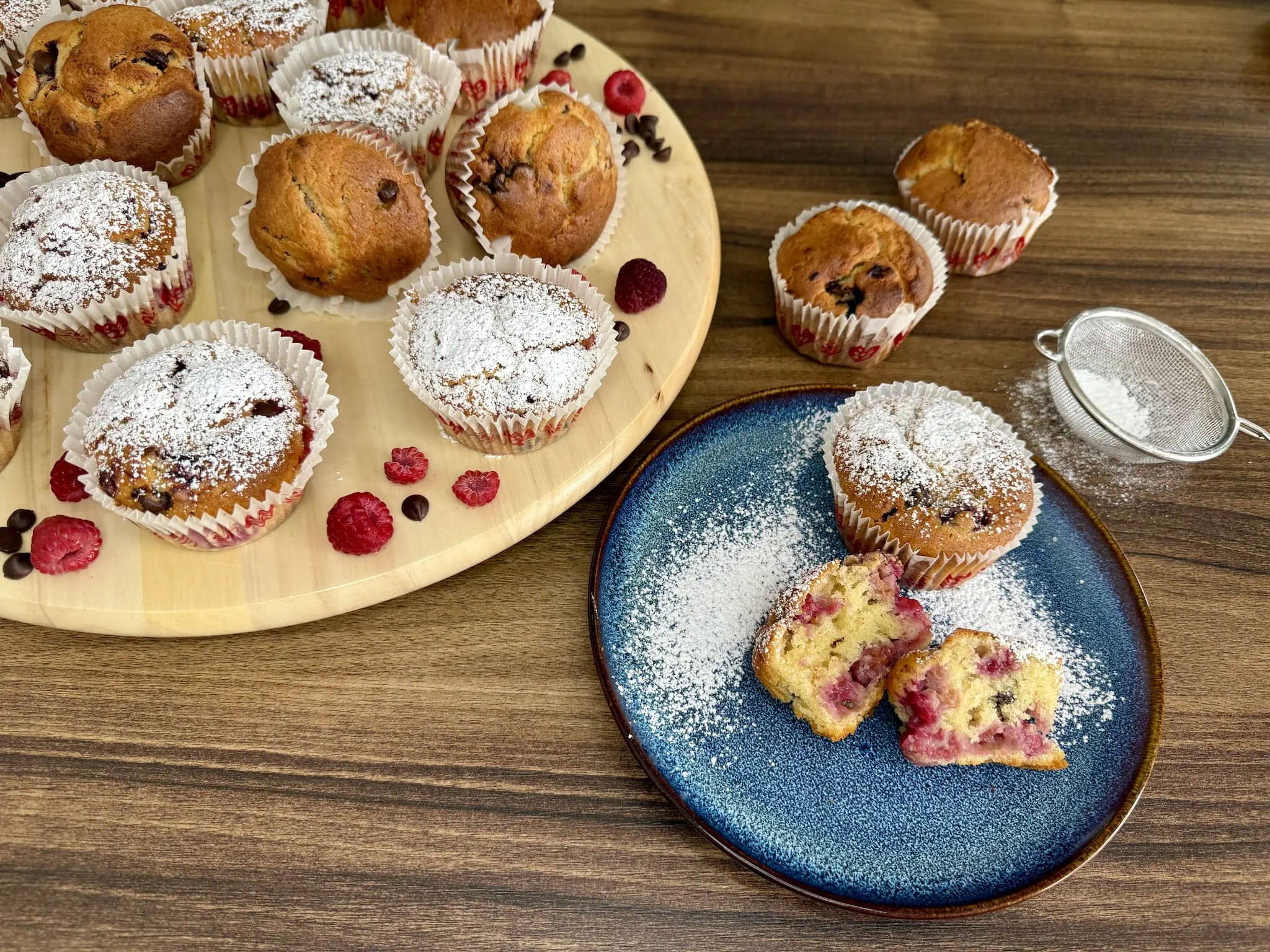 Gotowe muffinki ładnie podane na desce i talerzu
