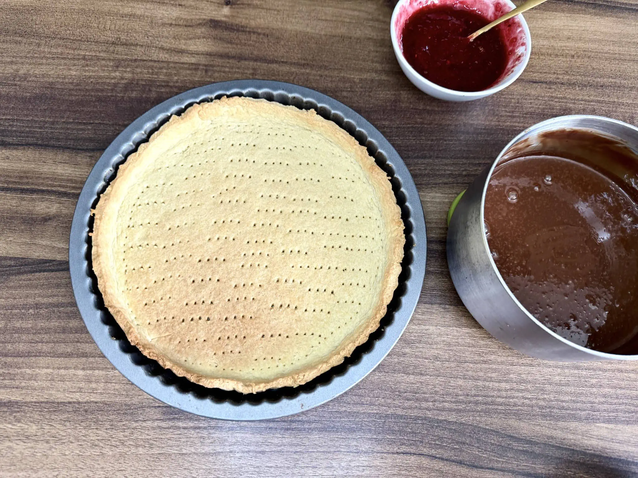 Tarta upieczona w formie z dżemem i mieszanką czekolady na blacie