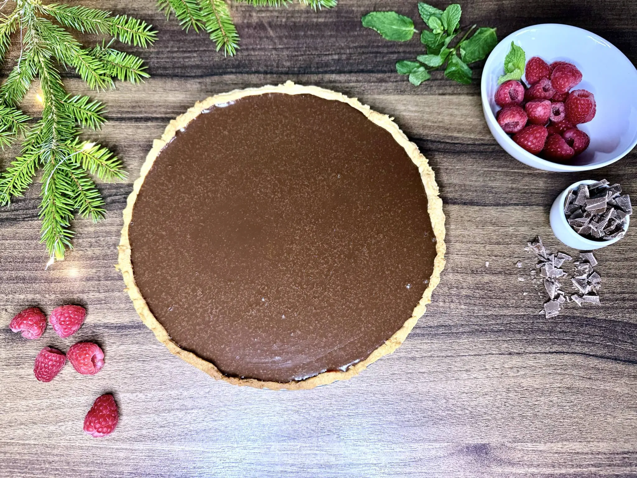 Stężała tarta, wyjęta z formy, gotowa do dekoracji