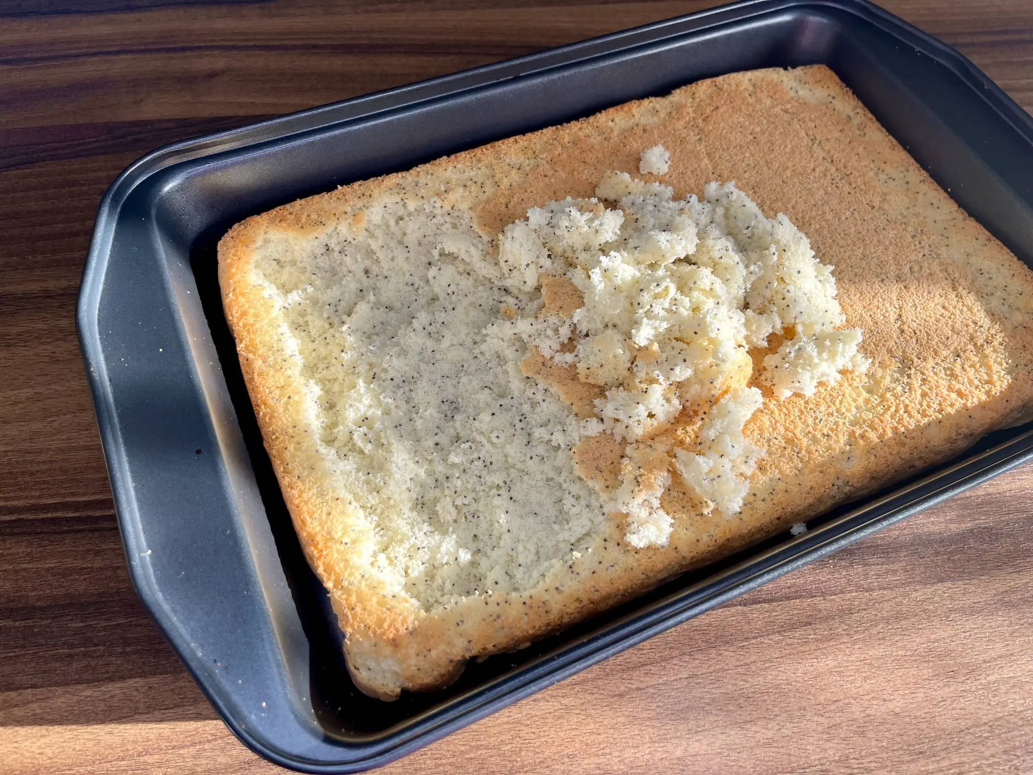 Making groove in a cake with crumbles on top