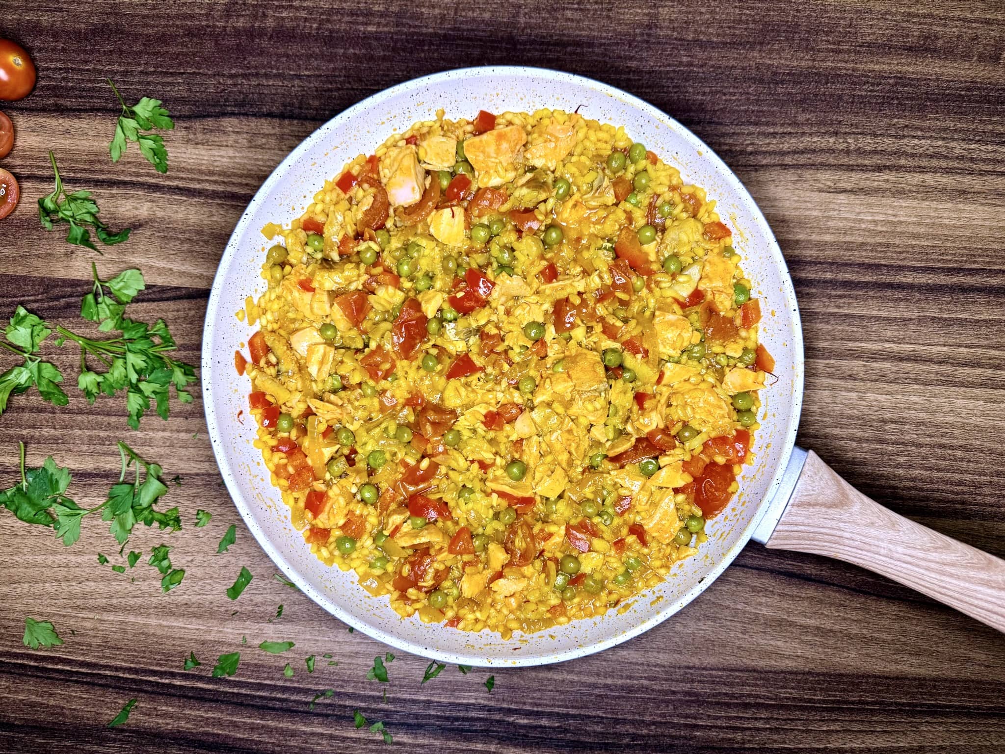Skończona Paella z Owocami Morza z Łososiem i Białą Rybą na patelni przed dodaniem dekoracji