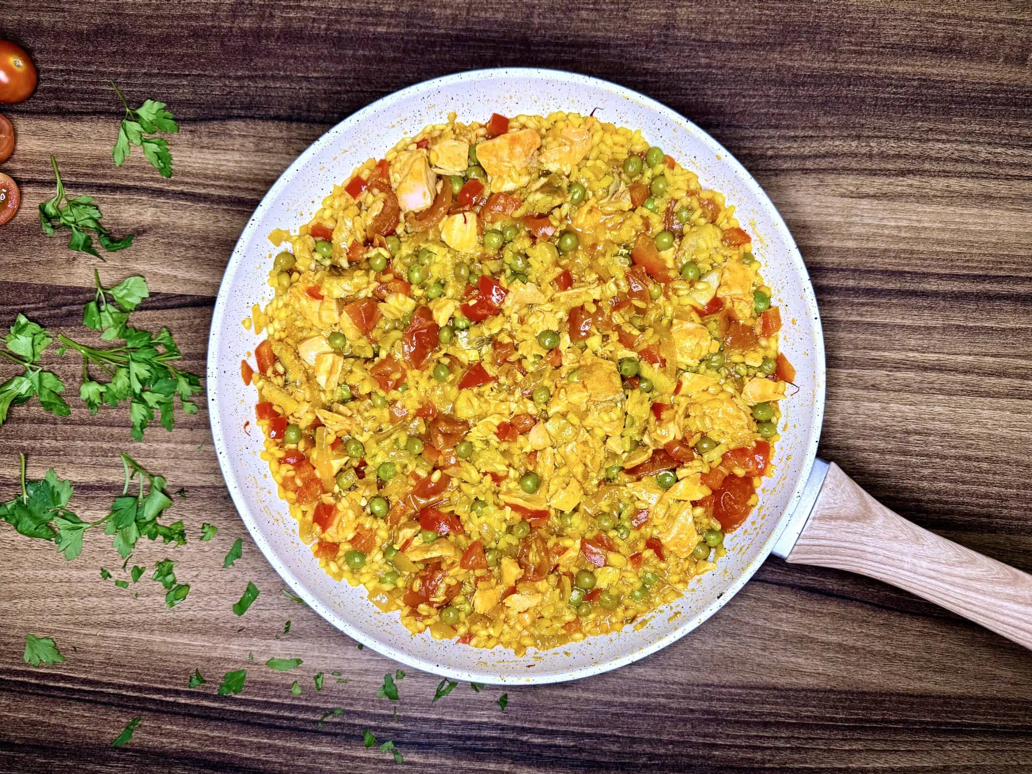 Skończona Paella z Owocami Morza z Łososiem i Białą Rybą na patelni przed dodaniem dekoracji