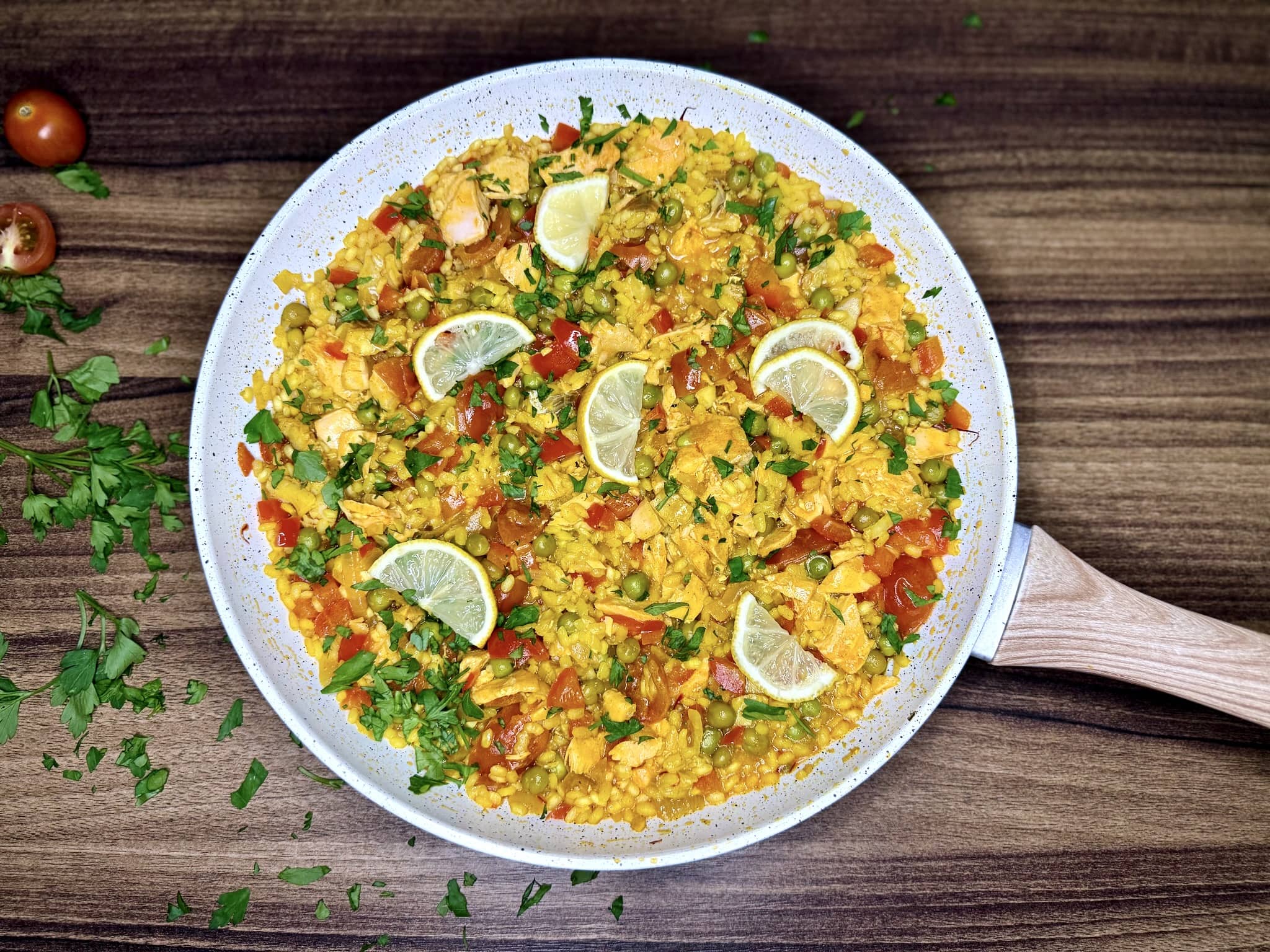 Paella z Owocami Morza z Łososiem i Białą Rybą