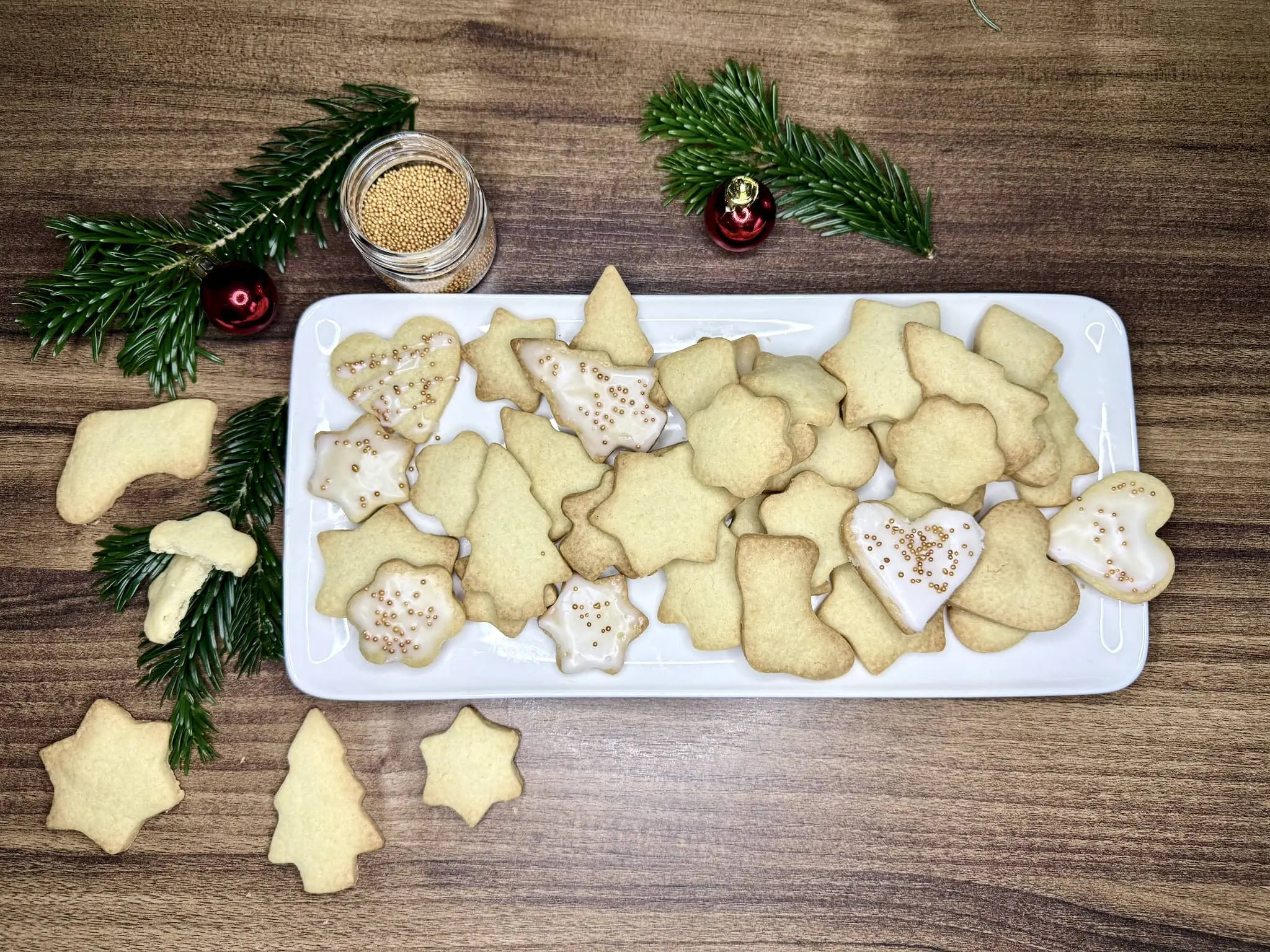 Świąteczne Kruche Ciasteczka udekorowane na talerzu