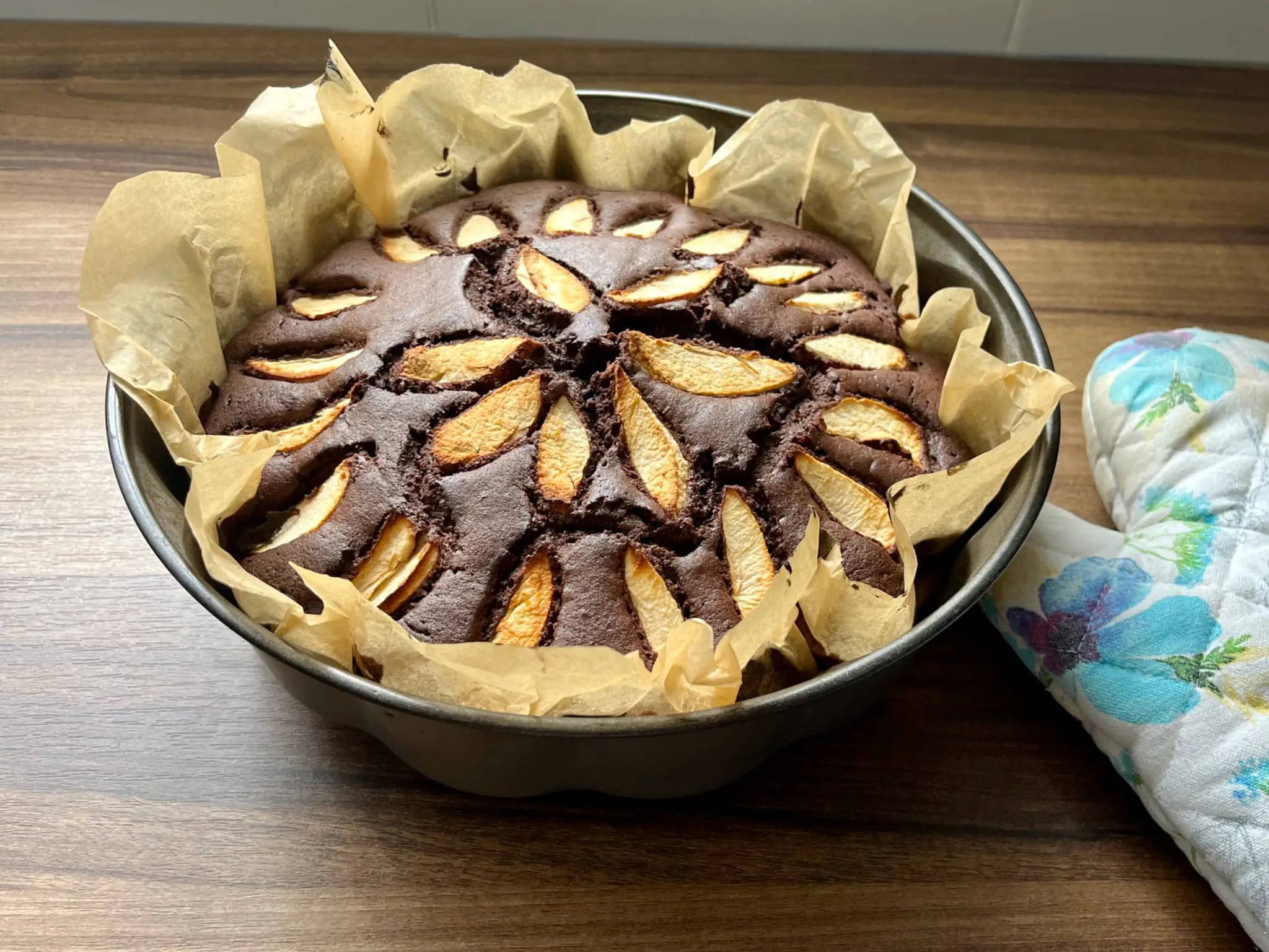 Pięknie upieczone czekoladowe ciasto biszkoptowe z jabłkami