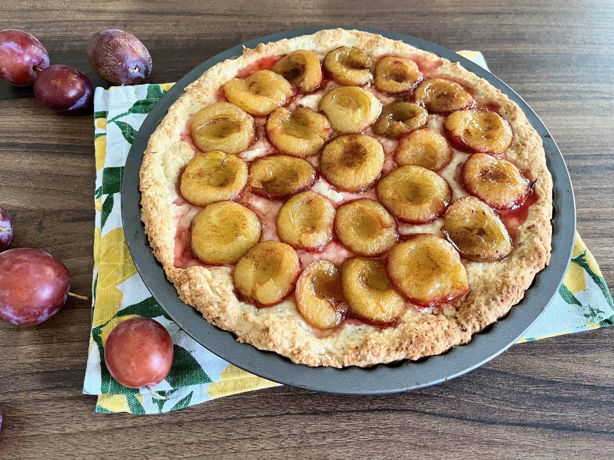 Świeżo upieczona tarta ze śliwkami, jeszcze ciepła z piekarnika