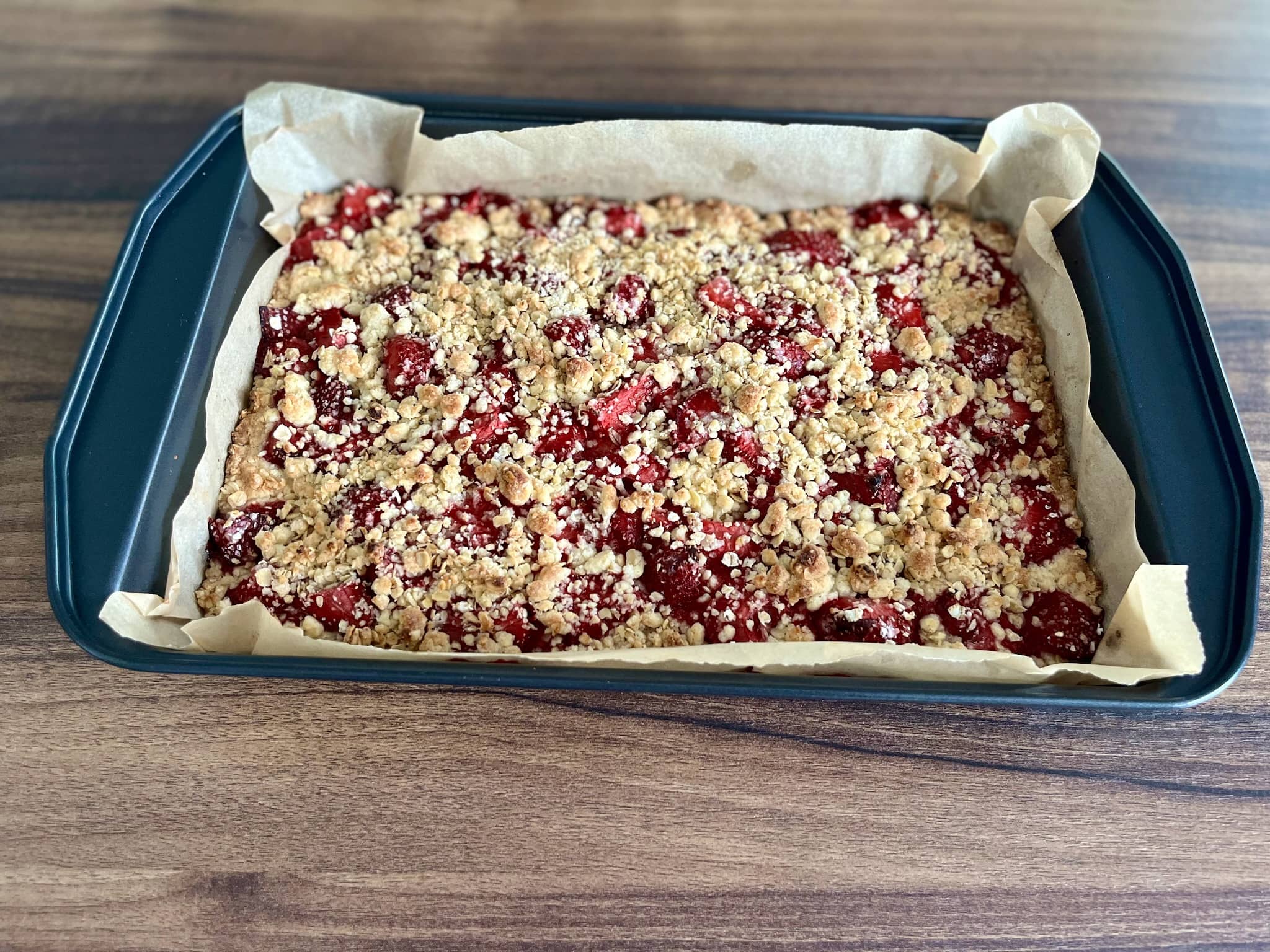 Nicely baked Simple Strawberry-Oat Crumble Bars
