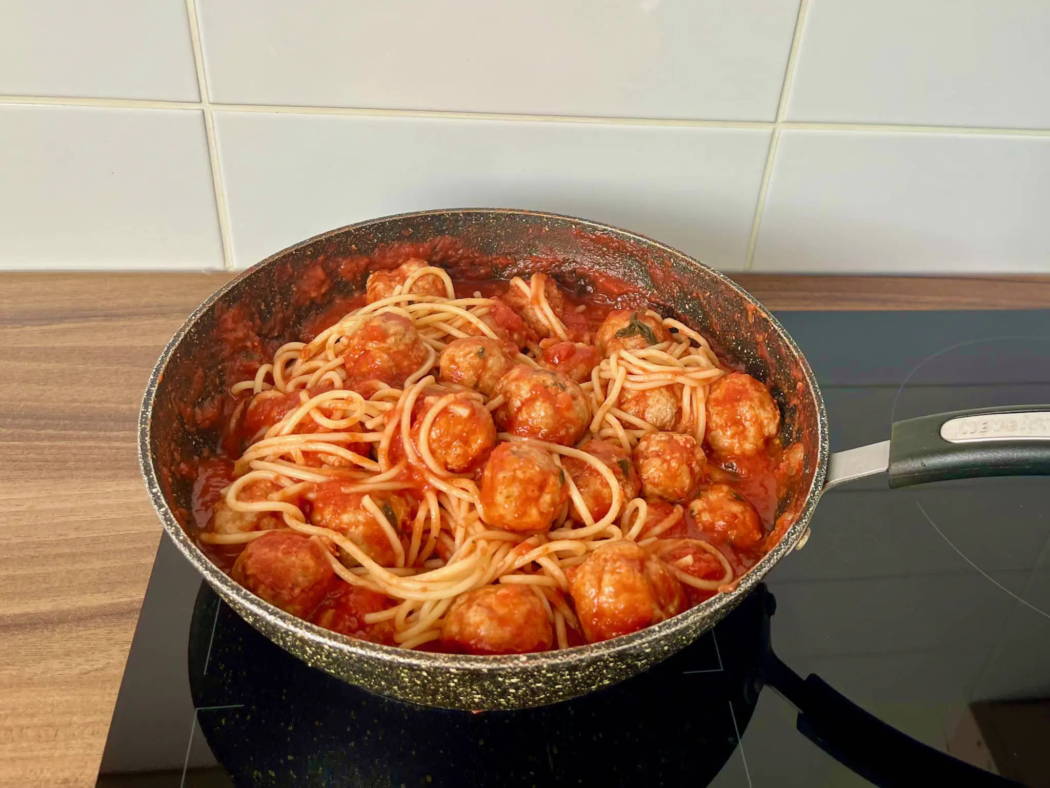 Spaghetti z klopsikami - gotowe z makaronem
