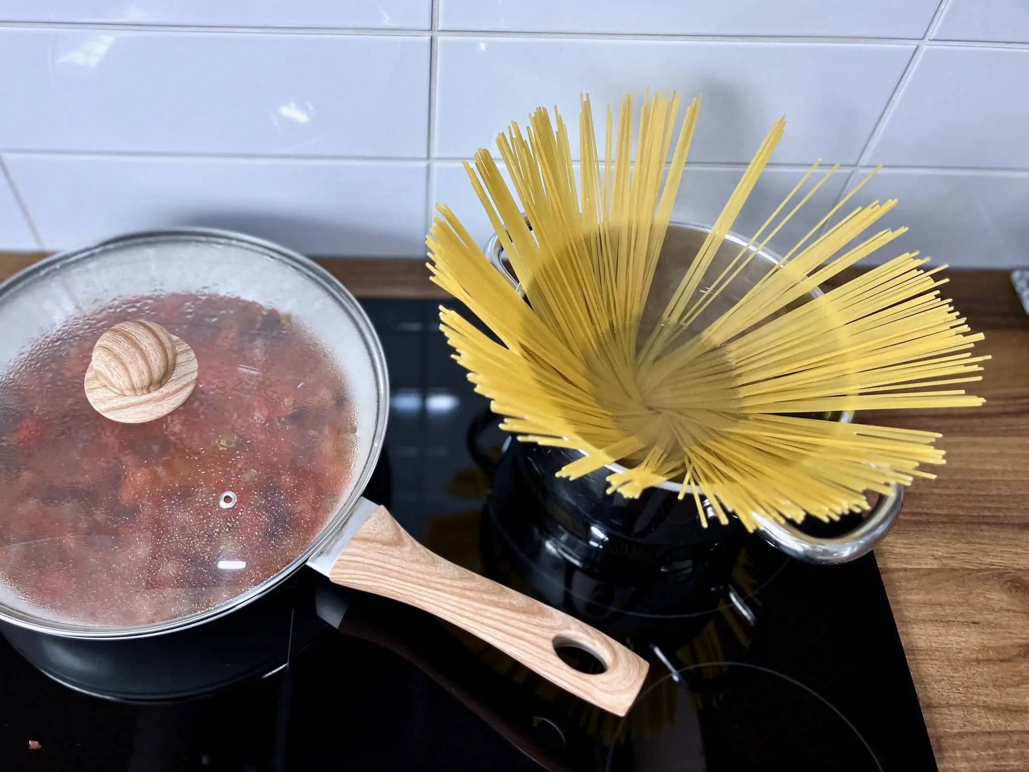 Gotowanie makaronu w oddzielnym garnku z wrzącą wodą