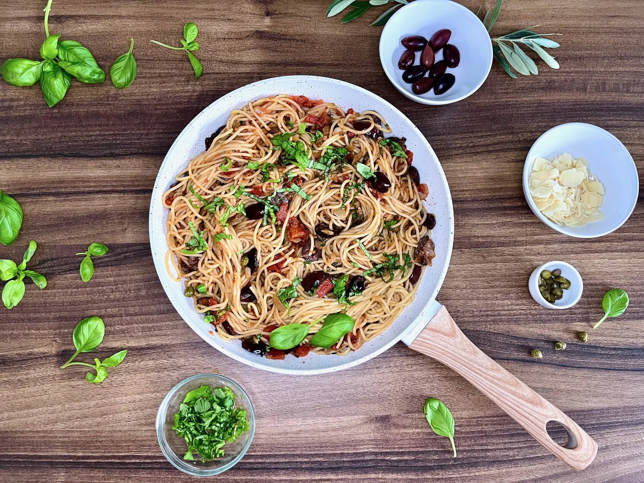 Spaghetti Puttanesca gotowe do podania, nadal na patelni
