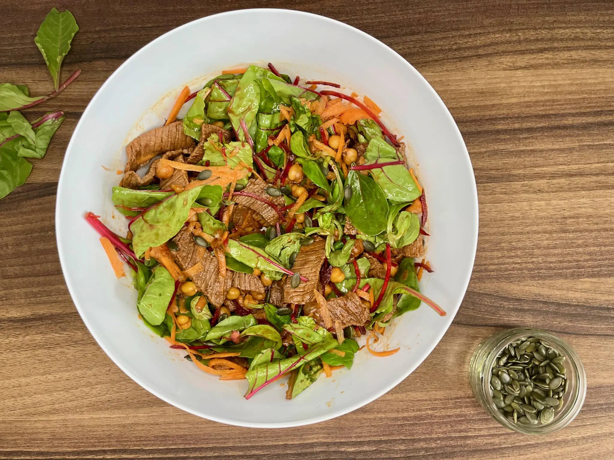 Połączenie wszystkich składników tworzy idealną sałatkę superfood ze stekiem i ciecierzycą