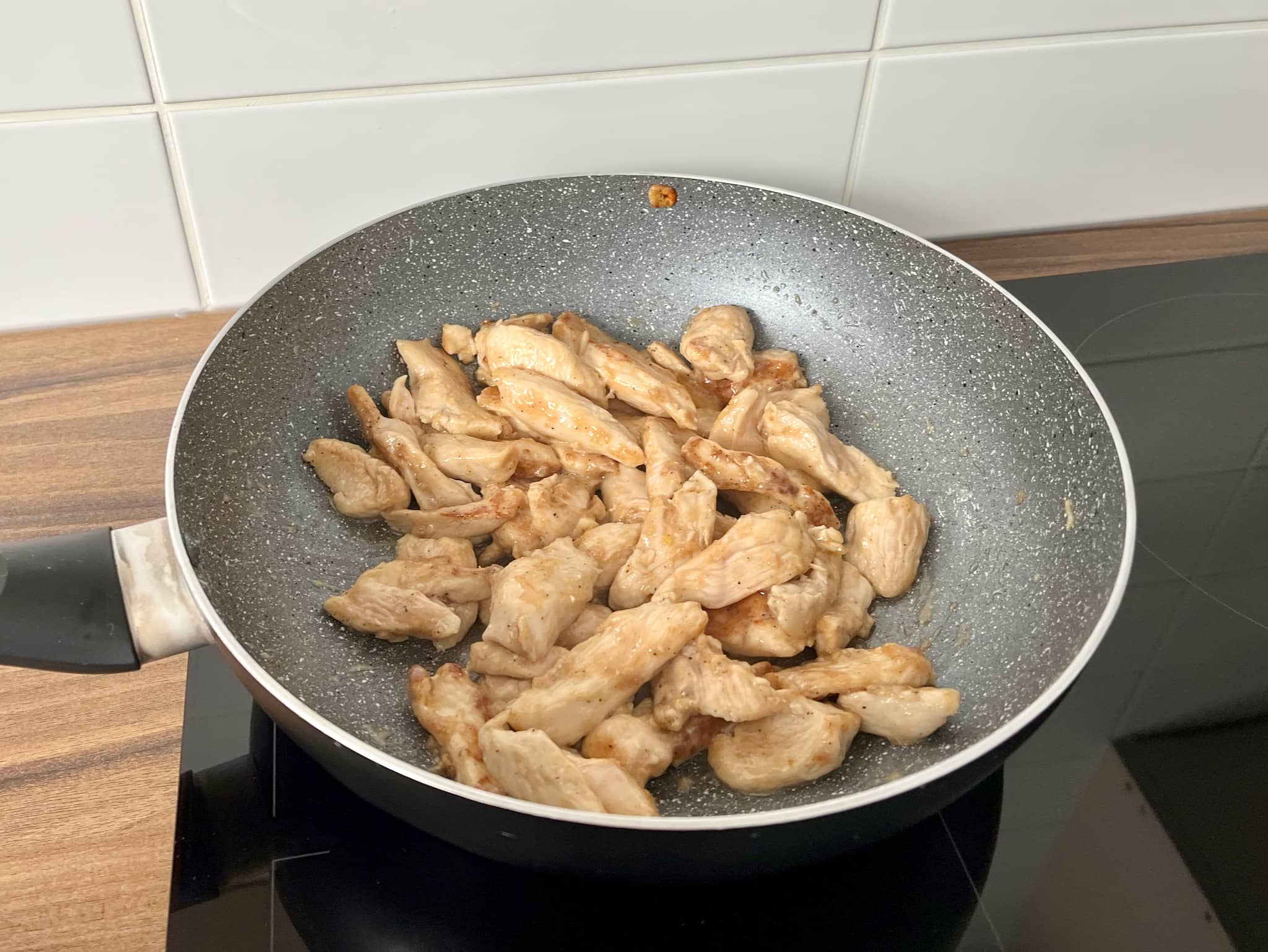Fry crushed garlic and marinated chicken