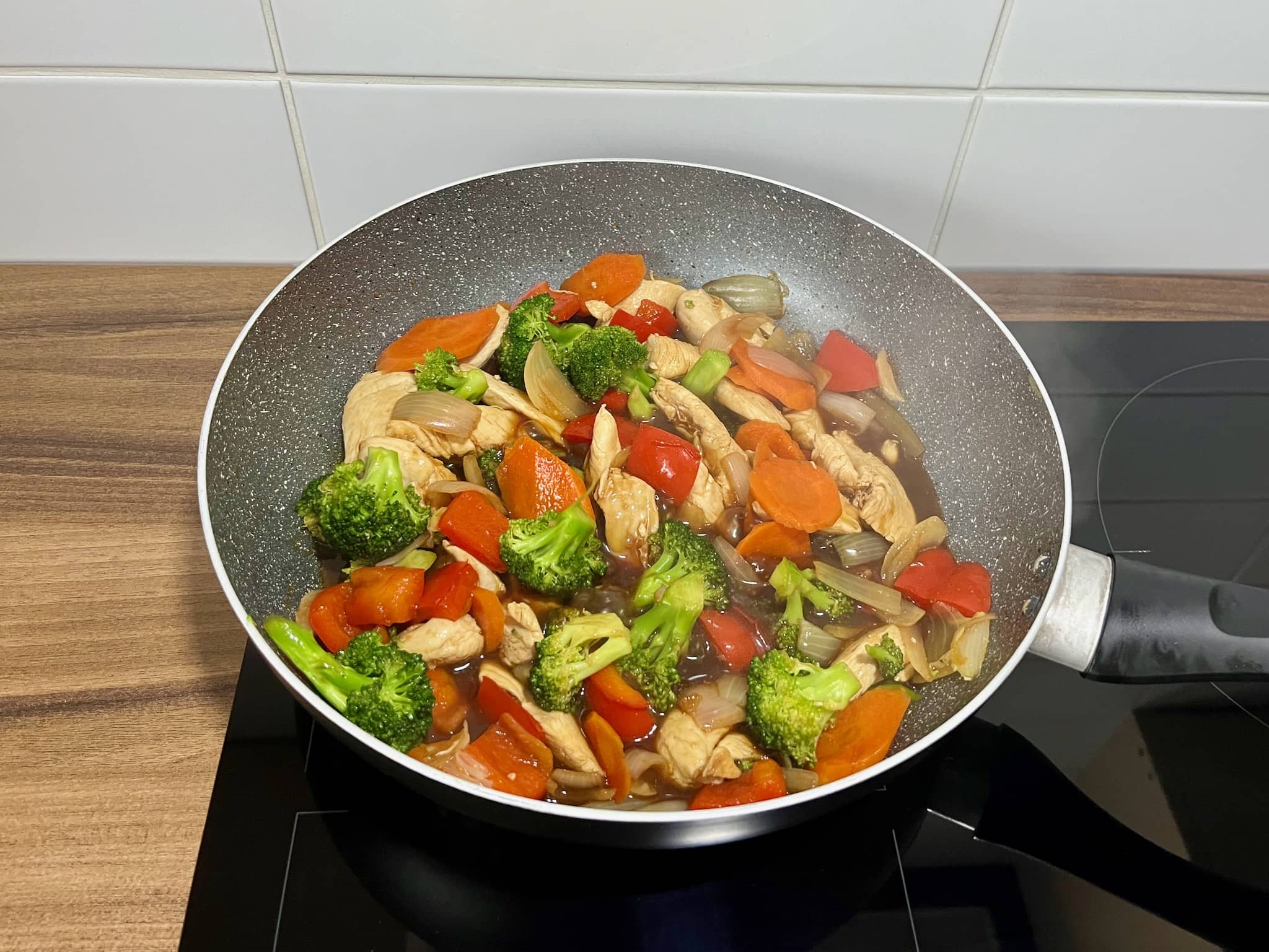 Chicken frying with vegetables and lemon sauce