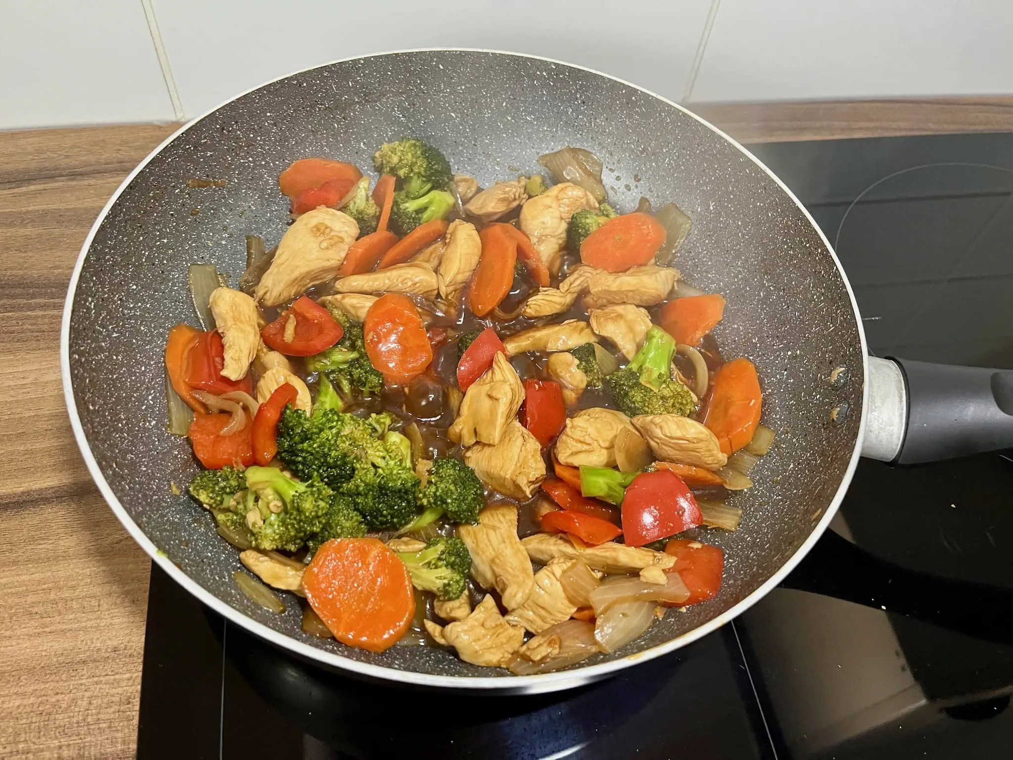 Gotowy kurczak cytrynowy stir-fry na patelni