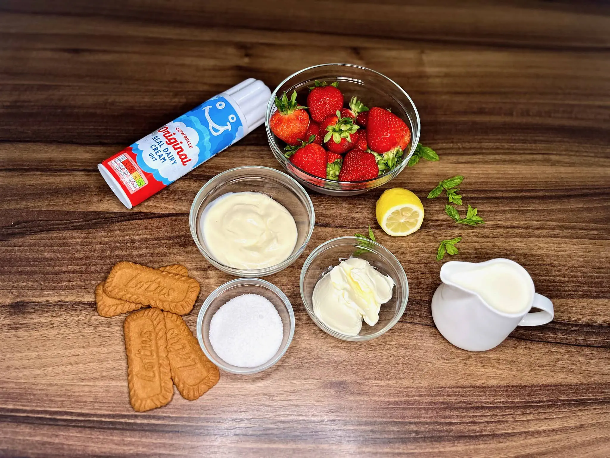 Składniki na smoothie sernikowe z truskawkami na stole