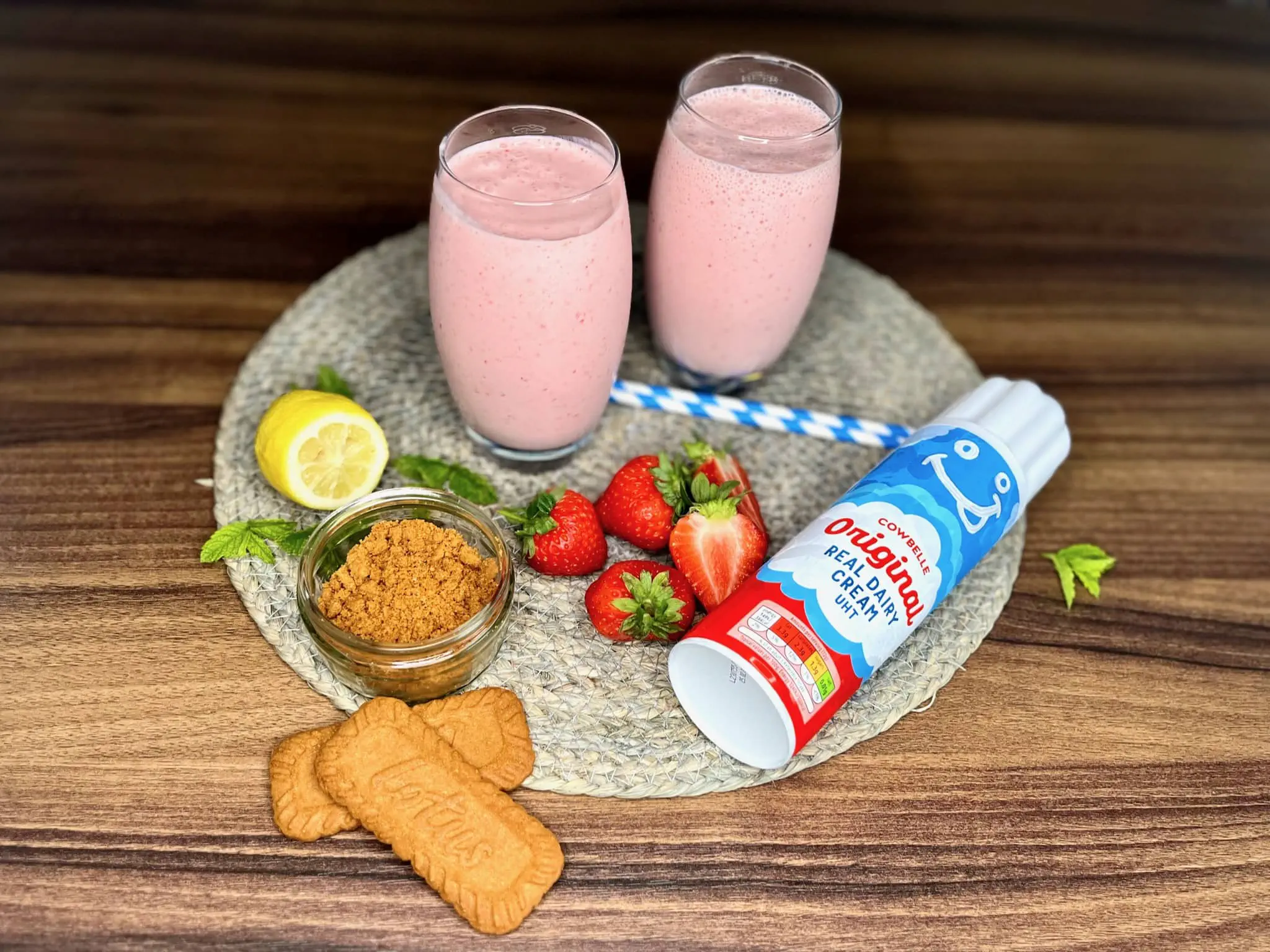Smoothie sernikowe z truskawkami w szklankach, dekoracje do podania na boku