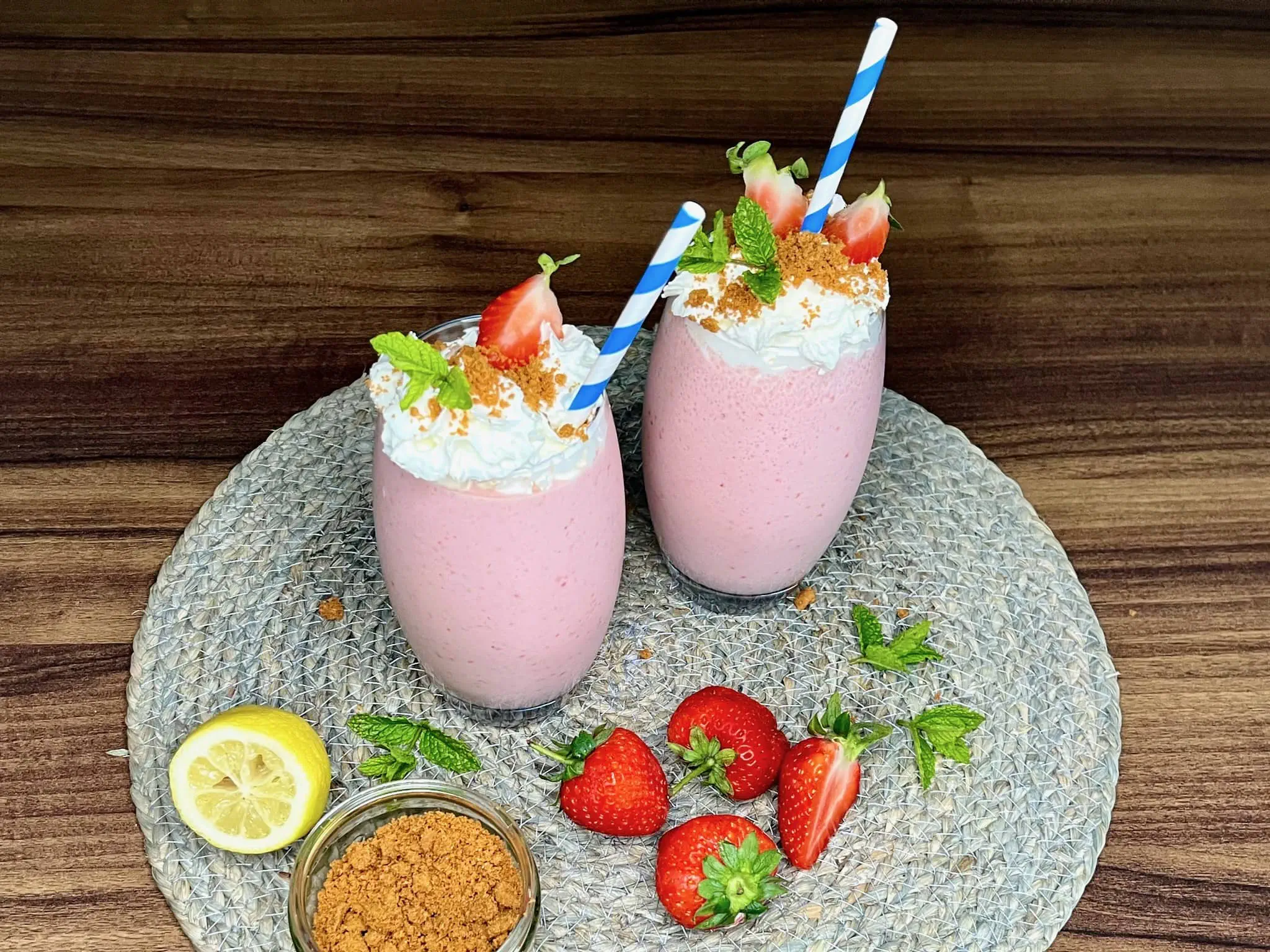 Podane smoothie sernikowe z truskawkami w wysokich szklankach